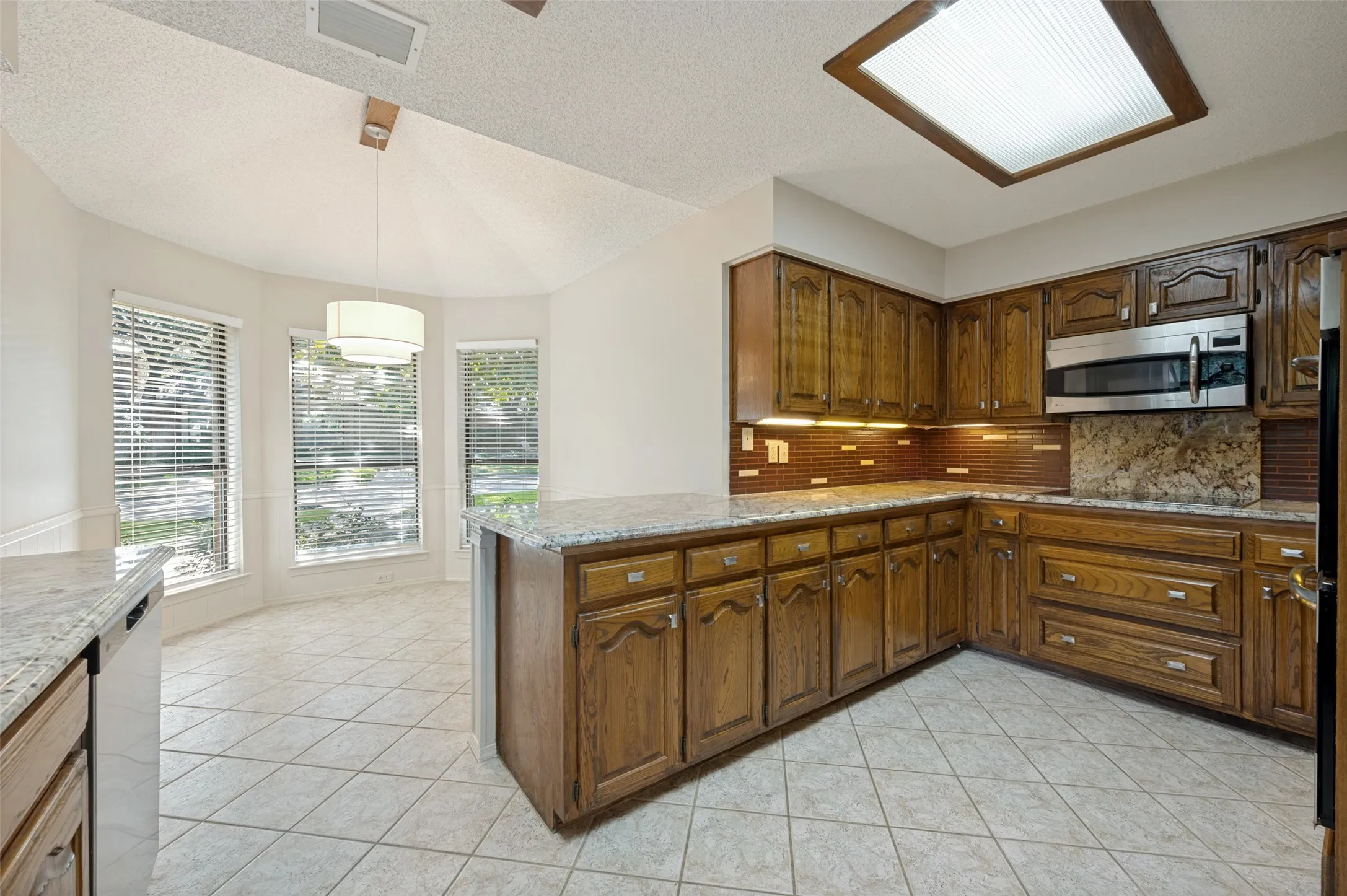 Duplex For Rent in Dallas County , 4043 Morman Lane, Addison, Texas 75001, 3 Bedroom, 3 Bathroom, 2 Garage spaces, 2,117 Sqft, built in 1984, mls#21351319, Real Estate Agent in Addison, Homes For Rent in Dallas county, Homes For Rent in Addison, Realtor in Addison Texas, Real Estate Brokerage Independent Realty Texas, Luminita Cordes Realtor
