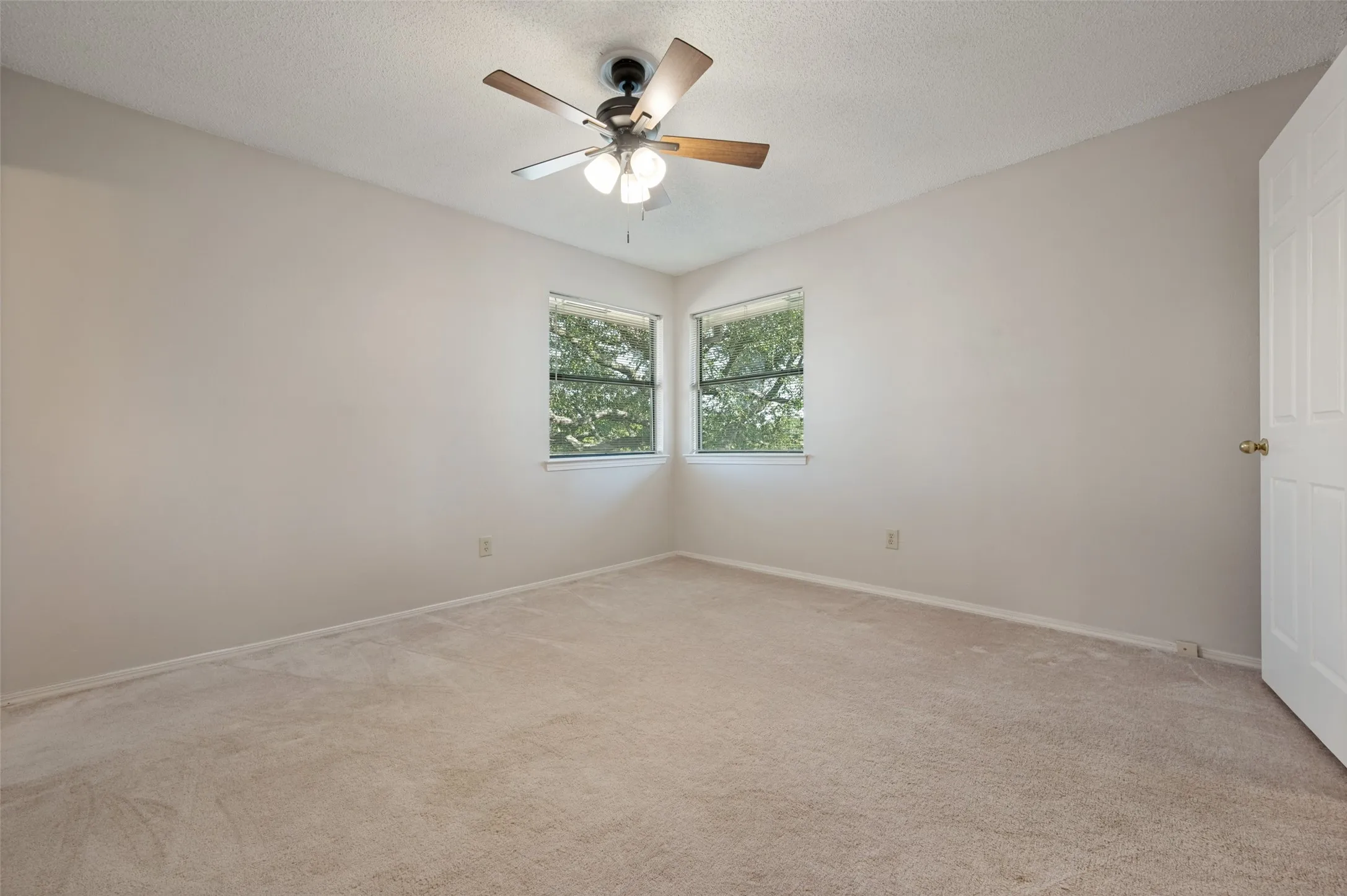 Duplex For Rent in Dallas County , 4043 Morman Lane, Addison, Texas 75001, 3 Bedroom, 3 Bathroom, 2 Garage spaces, 2,117 Sqft, built in 1984, mls#21351319, Real Estate Agent in Addison, Homes For Rent in Dallas county, Homes For Rent in Addison, Realtor in Addison Texas, Real Estate Brokerage Independent Realty Texas, Luminita Cordes Realtor