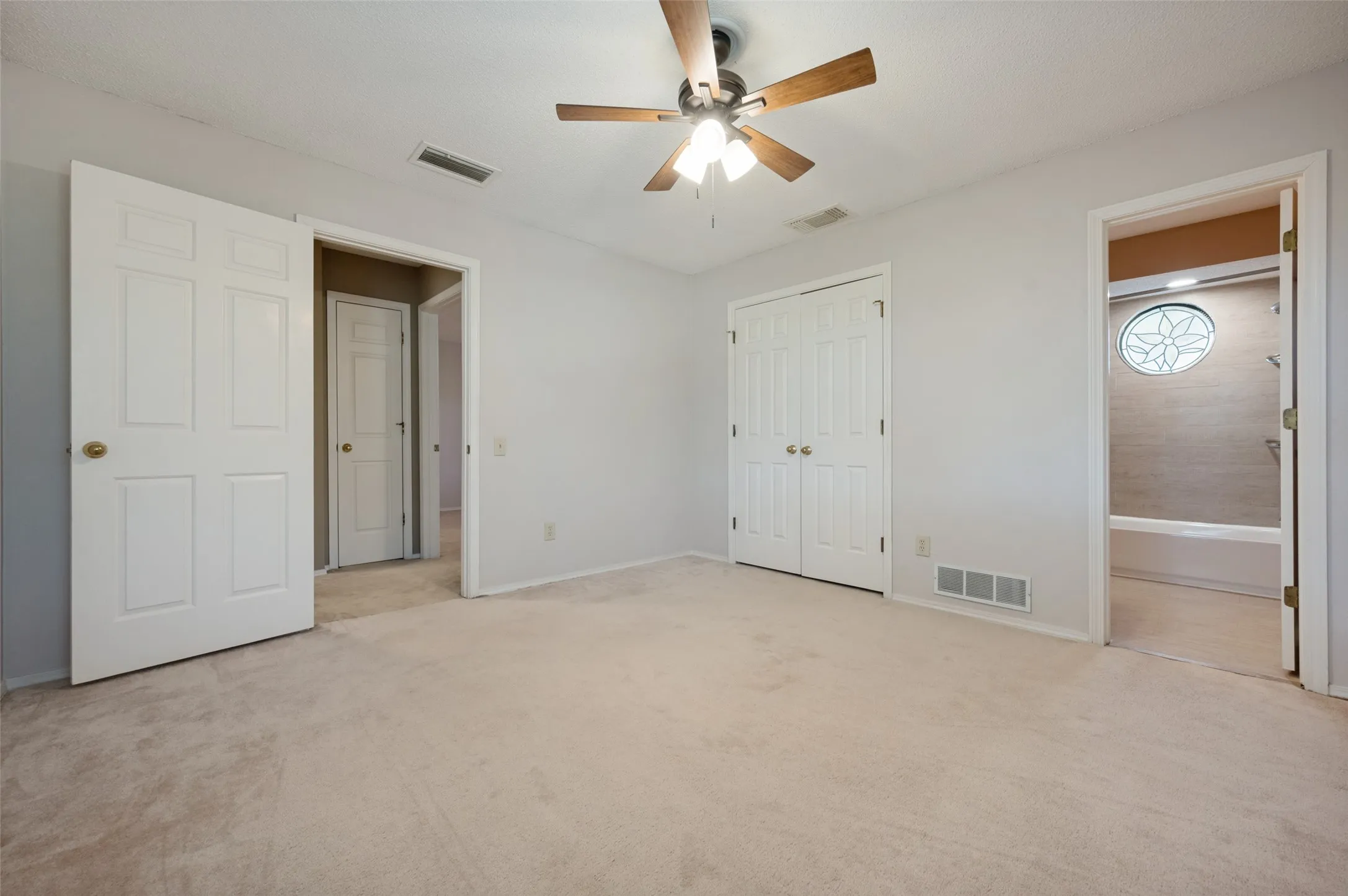 Duplex For Rent in Dallas County , 4043 Morman Lane, Addison, Texas 75001, 3 Bedroom, 3 Bathroom, 2 Garage spaces, 2,117 Sqft, built in 1984, mls#21351319, Real Estate Agent in Addison, Homes For Rent in Dallas county, Homes For Rent in Addison, Realtor in Addison Texas, Real Estate Brokerage Independent Realty Texas, Luminita Cordes Realtor