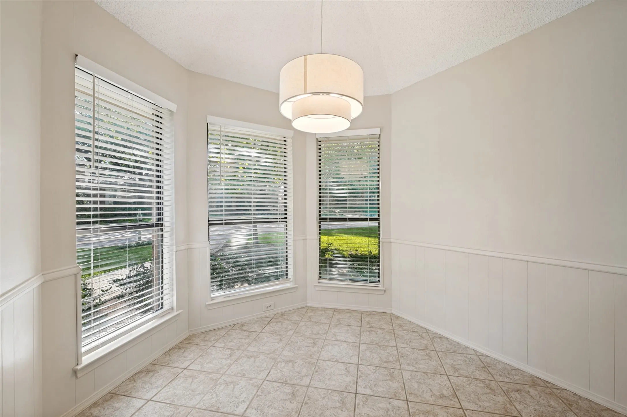 Duplex For Rent in Dallas County , 4043 Morman Lane, Addison, Texas 75001, 3 Bedroom, 3 Bathroom, 2 Garage spaces, 2,117 Sqft, built in 1984, mls#21351319, Real Estate Agent in Addison, Homes For Rent in Dallas county, Homes For Rent in Addison, Realtor in Addison Texas, Real Estate Brokerage Independent Realty Texas, Luminita Cordes Realtor