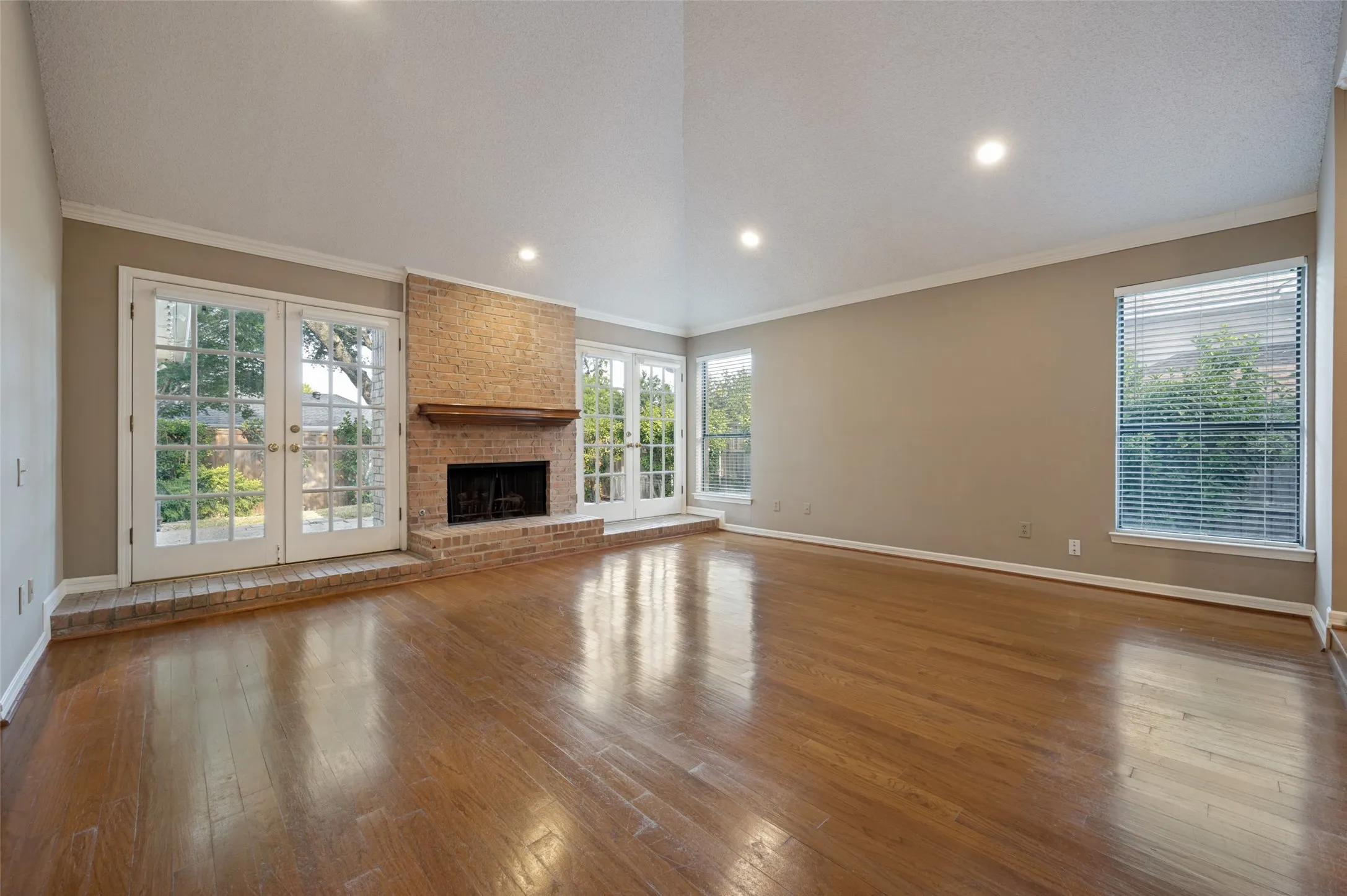 Duplex For Rent in Dallas County , 4043 Morman Lane, Addison, Texas 75001, 3 Bedroom, 3 Bathroom, 2 Garage spaces, 2,117 Sqft, built in 1984, mls#21351319, Real Estate Agent in Addison, Homes For Rent in Dallas county, Homes For Rent in Addison, Realtor in Addison Texas, Real Estate Brokerage Independent Realty Texas, Luminita Cordes Realtor