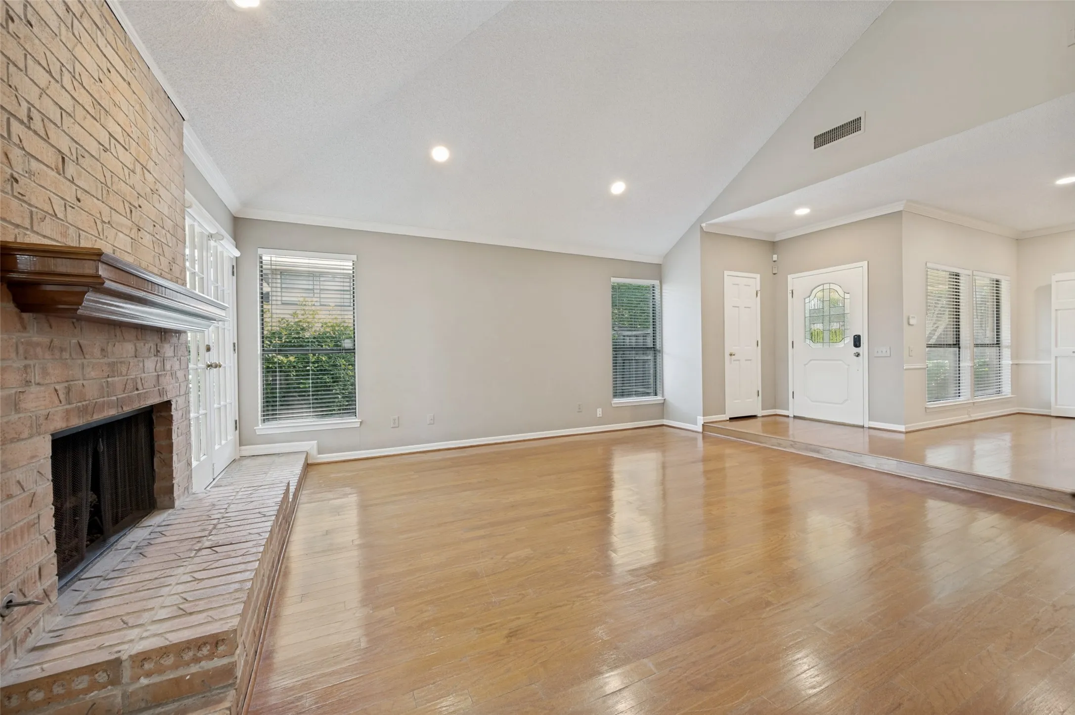 Duplex For Rent in Dallas County , 4043 Morman Lane, Addison, Texas 75001, 3 Bedroom, 3 Bathroom, 2 Garage spaces, 2,117 Sqft, built in 1984, mls#21351319, Real Estate Agent in Addison, Homes For Rent in Dallas county, Homes For Rent in Addison, Realtor in Addison Texas, Real Estate Brokerage Independent Realty Texas, Luminita Cordes Realtor