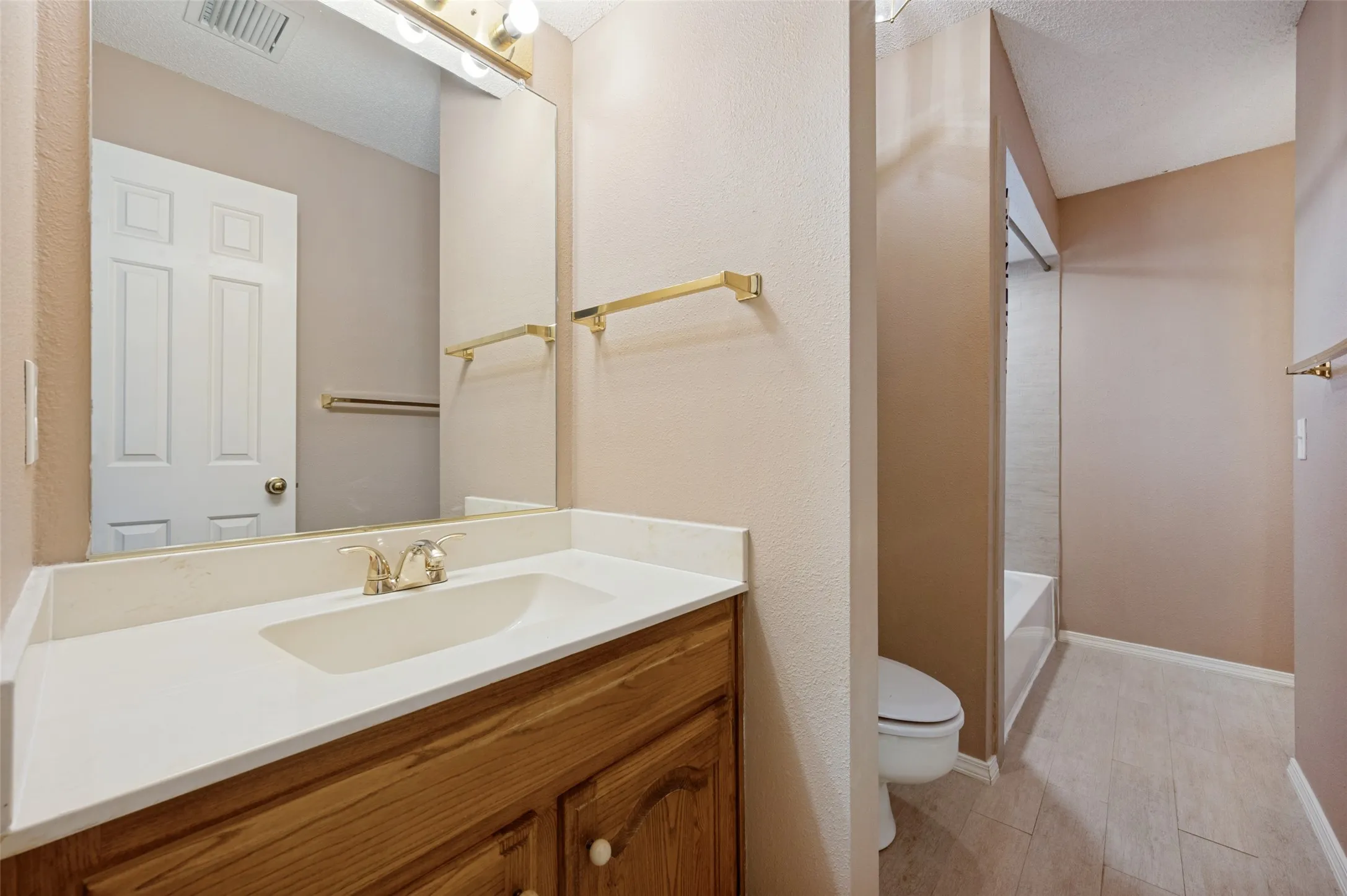 Duplex For Rent in Dallas County , 4043 Morman Lane, Addison, Texas 75001, 3 Bedroom, 3 Bathroom, 2 Garage spaces, 2,117 Sqft, built in 1984, mls#21351319, Real Estate Agent in Addison, Homes For Rent in Dallas county, Homes For Rent in Addison, Realtor in Addison Texas, Real Estate Brokerage Independent Realty Texas, Luminita Cordes Realtor