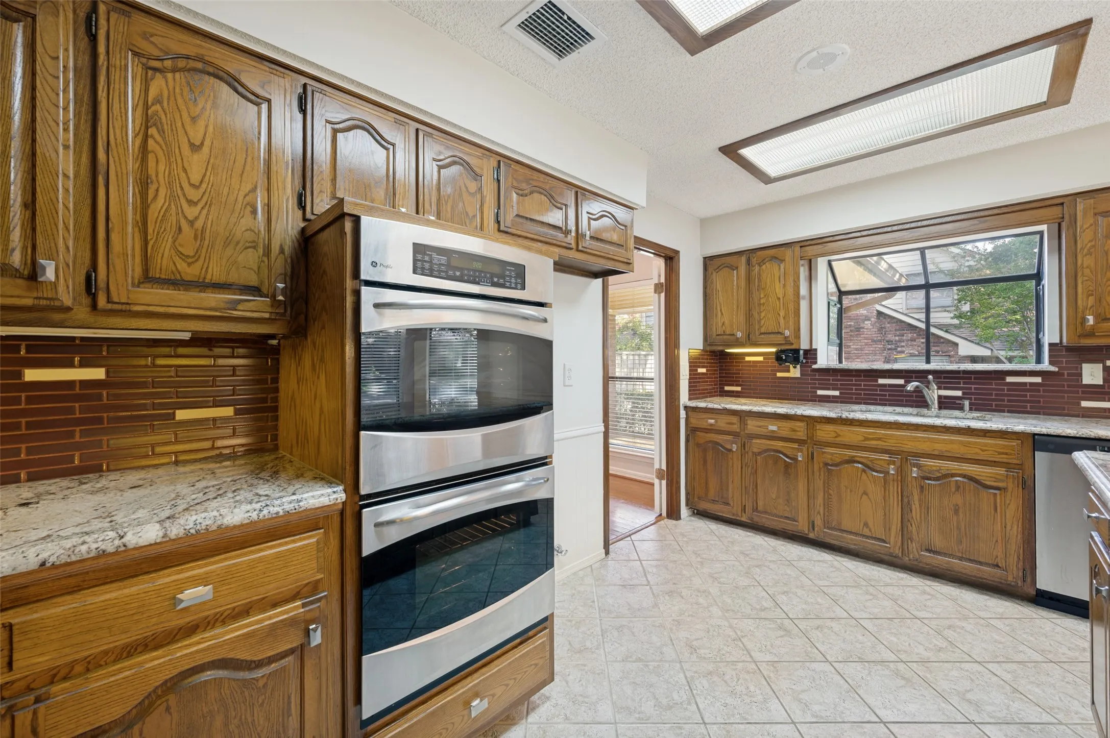 Duplex For Rent in Dallas County , 4043 Morman Lane, Addison, Texas 75001, 3 Bedroom, 3 Bathroom, 2 Garage spaces, 2,117 Sqft, built in 1984, mls#21351319, Real Estate Agent in Addison, Homes For Rent in Dallas county, Homes For Rent in Addison, Realtor in Addison Texas, Real Estate Brokerage Independent Realty Texas, Luminita Cordes Realtor