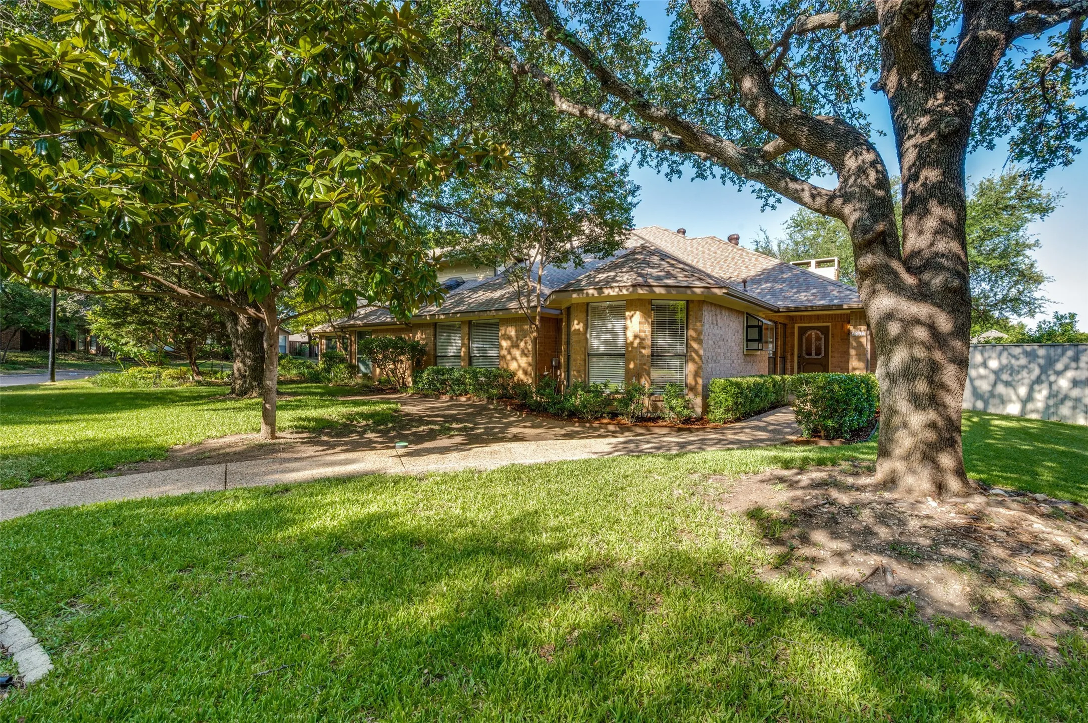 Duplex For Rent in Dallas County , 4043 Morman Lane, Addison, Texas 75001, 3 Bedroom, 3 Bathroom, 2 Garage spaces, 2,117 Sqft, built in 1984, mls#21351319, Real Estate Agent in Addison, Homes For Rent in Dallas county, Homes For Rent in Addison, Realtor in Addison Texas, Real Estate Brokerage Independent Realty Texas, Luminita Cordes Realtor
