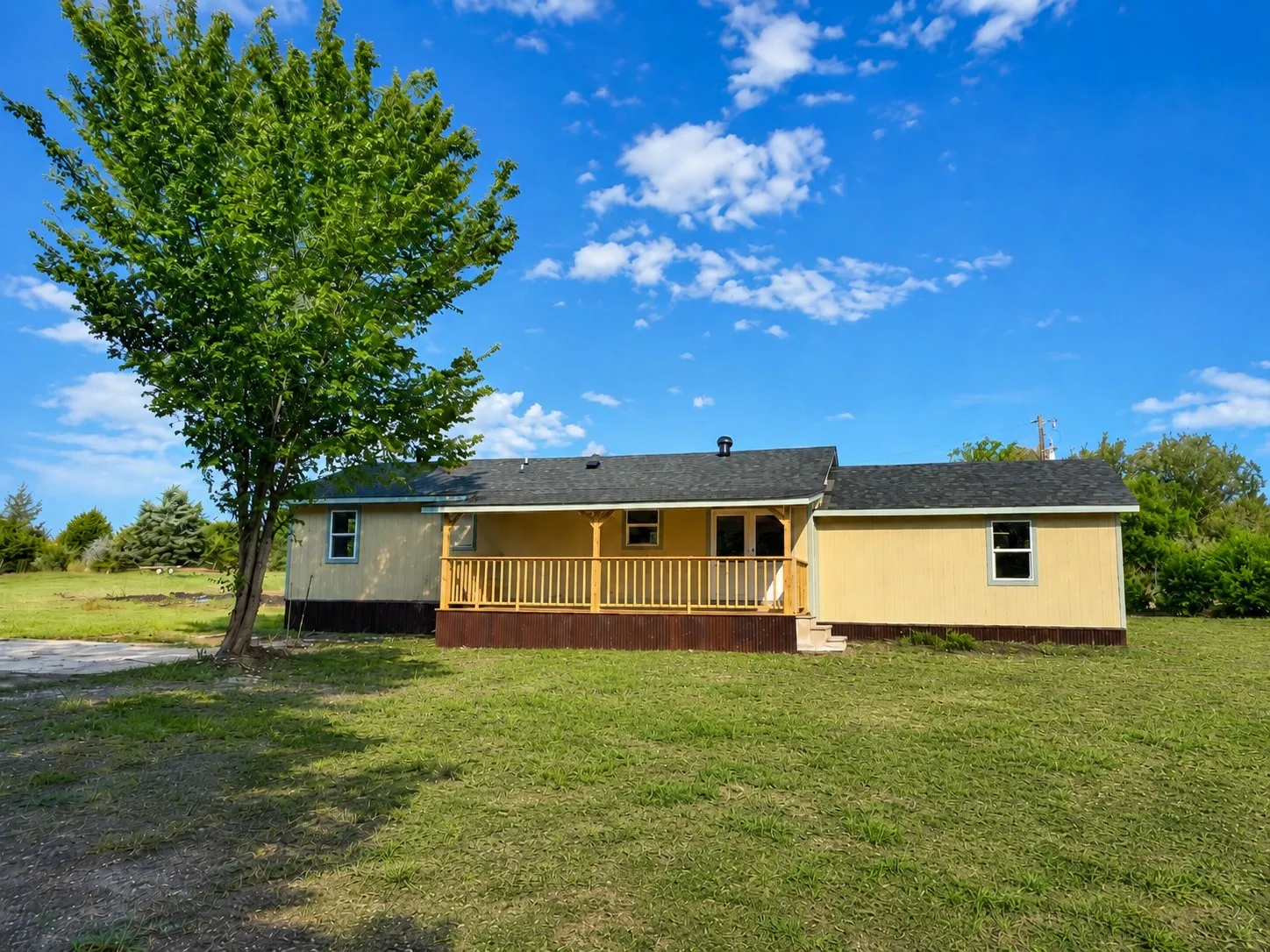Single Family Residence For Sale in Hunt County , 8275 Bay Drive, Quinlan, Texas 75474, 3 Bedroom, 2 Bathroom, Garage spaces, 1,382 Sqft, built in 1983, mls#21358912, Real Estate Agent in Quinlan, Homes For Sale in Hunt county, Homes For Sale in Quinlan, Realtor in Quinlan Texas, Real Estate Brokerage Independent Realty Texas, Luminita Cordes Realtor