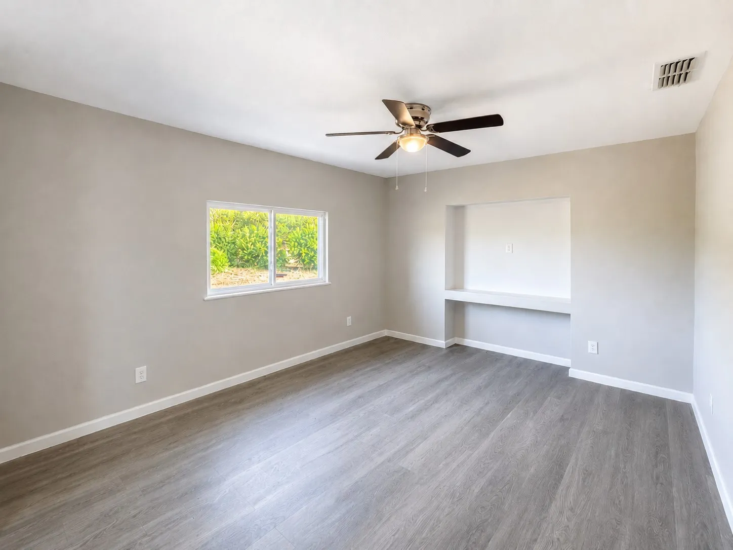 Single Family Residence For Sale in Hunt County , 8275 Bay Drive, Quinlan, Texas 75474, 3 Bedroom, 2 Bathroom, Garage spaces, 1,382 Sqft, built in 1983, mls#21358912, Real Estate Agent in Quinlan, Homes For Sale in Hunt county, Homes For Sale in Quinlan, Realtor in Quinlan Texas, Real Estate Brokerage Independent Realty Texas, Luminita Cordes Realtor