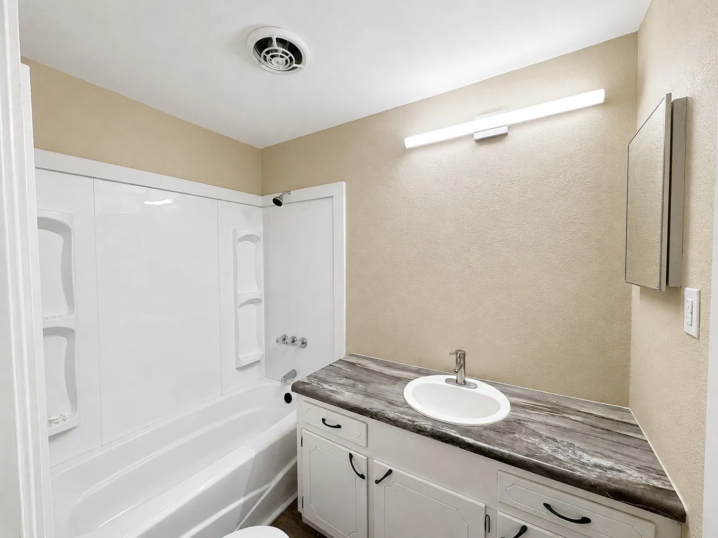 Single Family Residence For Sale in Hunt County , 8275 Bay Drive, Quinlan, Texas 75474, 3 Bedroom, 2 Bathroom, Garage spaces, 1,382 Sqft, built in 1983, mls#21358912, Real Estate Agent in Quinlan, Homes For Sale in Hunt county, Homes For Sale in Quinlan, Realtor in Quinlan Texas, Real Estate Brokerage Independent Realty Texas, Luminita Cordes Realtor
