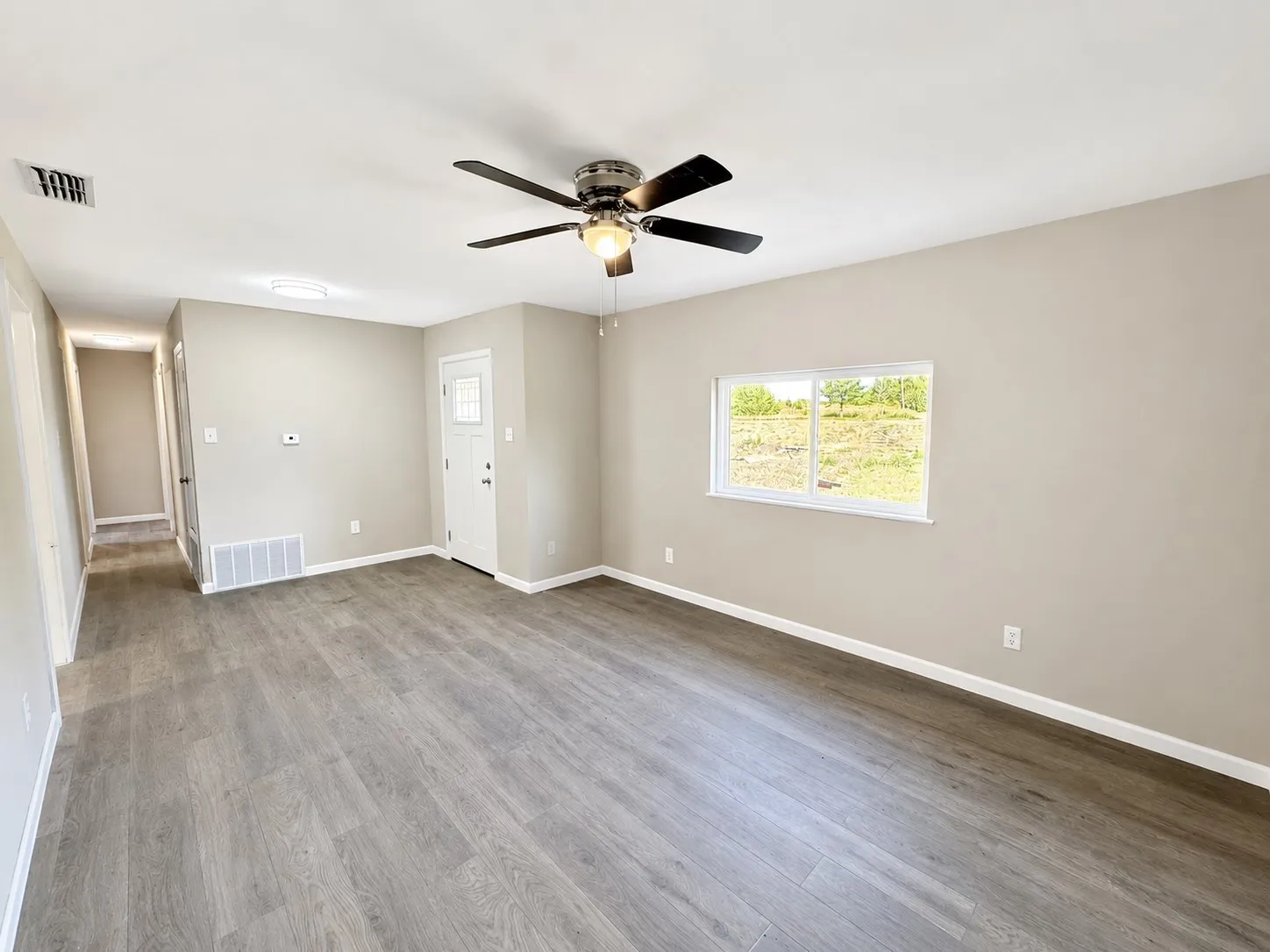 Single Family Residence For Sale in Hunt County , 8275 Bay Drive, Quinlan, Texas 75474, 3 Bedroom, 2 Bathroom, Garage spaces, 1,382 Sqft, built in 1983, mls#21358912, Real Estate Agent in Quinlan, Homes For Sale in Hunt county, Homes For Sale in Quinlan, Realtor in Quinlan Texas, Real Estate Brokerage Independent Realty Texas, Luminita Cordes Realtor