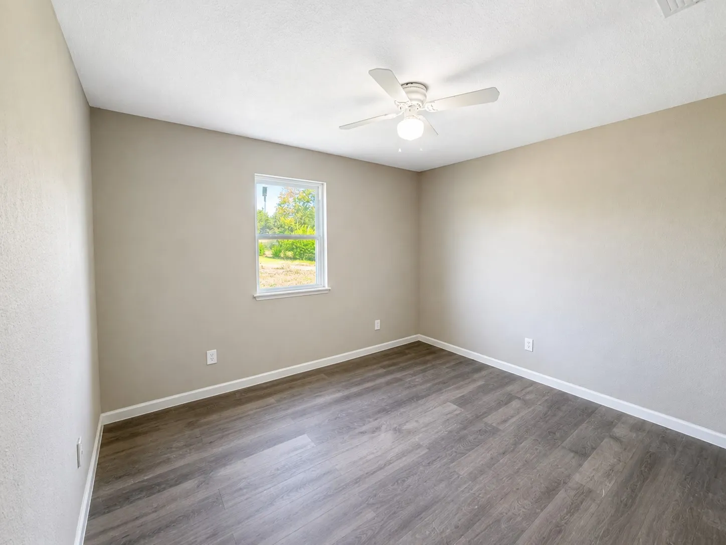 Single Family Residence For Sale in Hunt County , 8275 Bay Drive, Quinlan, Texas 75474, 3 Bedroom, 2 Bathroom, Garage spaces, 1,382 Sqft, built in 1983, mls#21358912, Real Estate Agent in Quinlan, Homes For Sale in Hunt county, Homes For Sale in Quinlan, Realtor in Quinlan Texas, Real Estate Brokerage Independent Realty Texas, Luminita Cordes Realtor