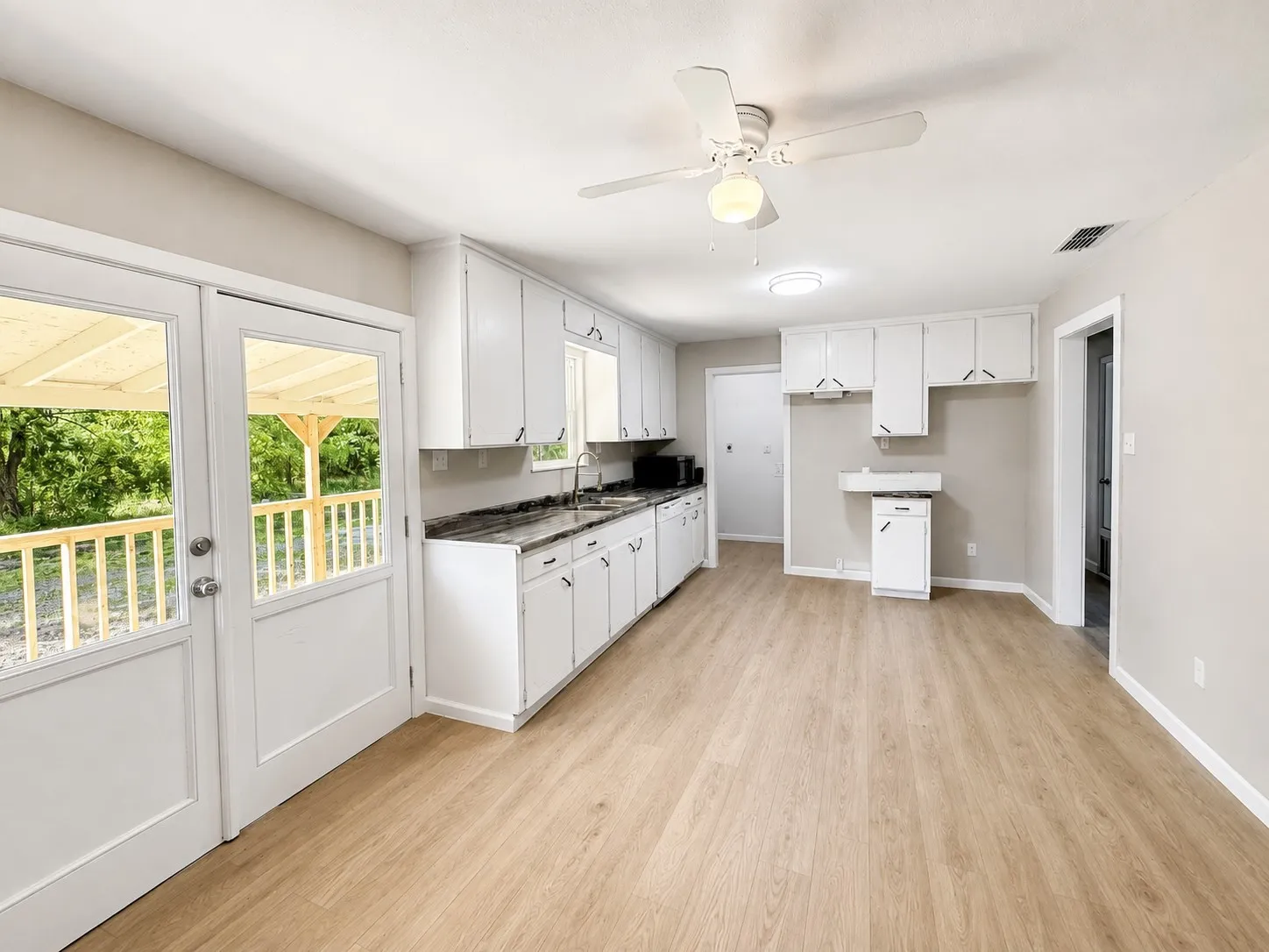 Single Family Residence For Sale in Hunt County , 8275 Bay Drive, Quinlan, Texas 75474, 3 Bedroom, 2 Bathroom, Garage spaces, 1,382 Sqft, built in 1983, mls#21358912, Real Estate Agent in Quinlan, Homes For Sale in Hunt county, Homes For Sale in Quinlan, Realtor in Quinlan Texas, Real Estate Brokerage Independent Realty Texas, Luminita Cordes Realtor