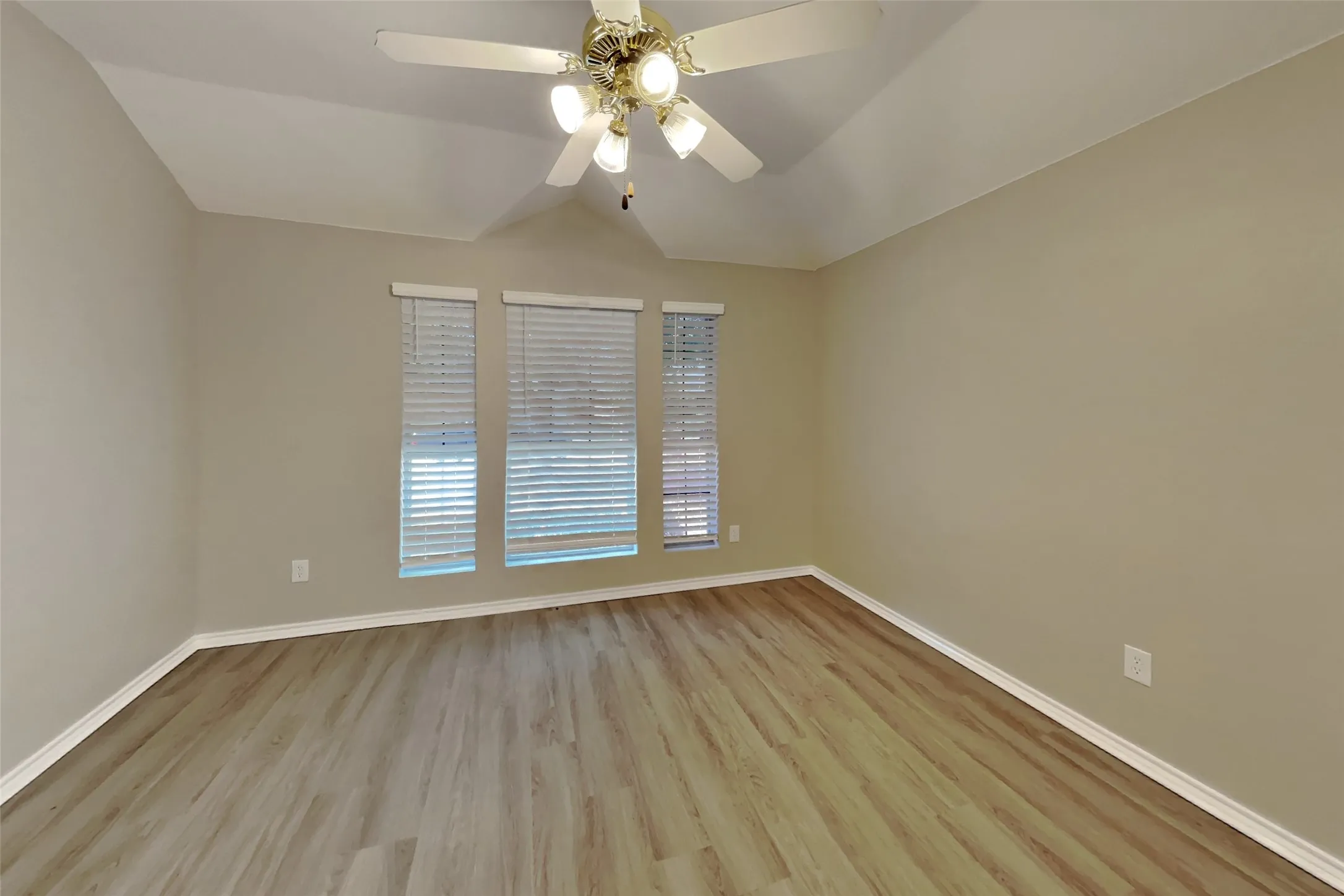 Single Family Residence For Rent in Tarrant County , 3205 Muleshoe Lane, Fort Worth, Texas 76179, 3 Bedroom, 2 Bathroom, 2 Garage spaces, 1,952 Sqft, built in 2000, mls#21358910, Real Estate Agent in Fort Worth, Homes For Rent in Tarrant county, Homes For Rent in Fort Worth, Realtor in Fort Worth Texas, Real Estate Brokerage Independent Realty Texas, Luminita Cordes Realtor