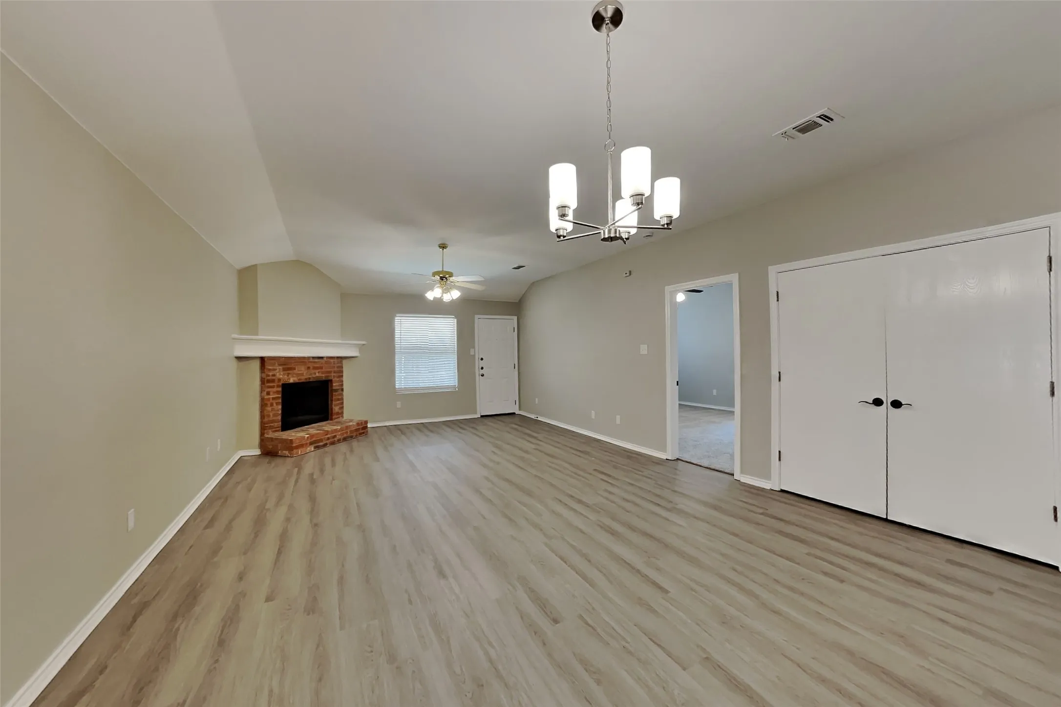 Single Family Residence For Rent in Tarrant County , 3205 Muleshoe Lane, Fort Worth, Texas 76179, 3 Bedroom, 2 Bathroom, 2 Garage spaces, 1,952 Sqft, built in 2000, mls#21358910, Real Estate Agent in Fort Worth, Homes For Rent in Tarrant county, Homes For Rent in Fort Worth, Realtor in Fort Worth Texas, Real Estate Brokerage Independent Realty Texas, Luminita Cordes Realtor