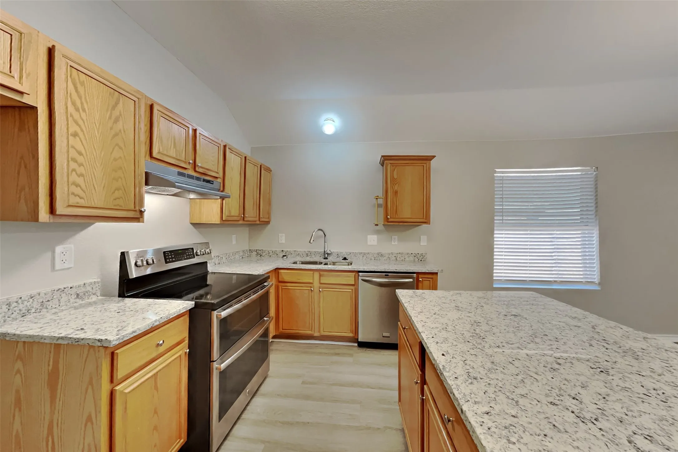 Single Family Residence For Rent in Tarrant County , 3205 Muleshoe Lane, Fort Worth, Texas 76179, 3 Bedroom, 2 Bathroom, 2 Garage spaces, 1,952 Sqft, built in 2000, mls#21358910, Real Estate Agent in Fort Worth, Homes For Rent in Tarrant county, Homes For Rent in Fort Worth, Realtor in Fort Worth Texas, Real Estate Brokerage Independent Realty Texas, Luminita Cordes Realtor