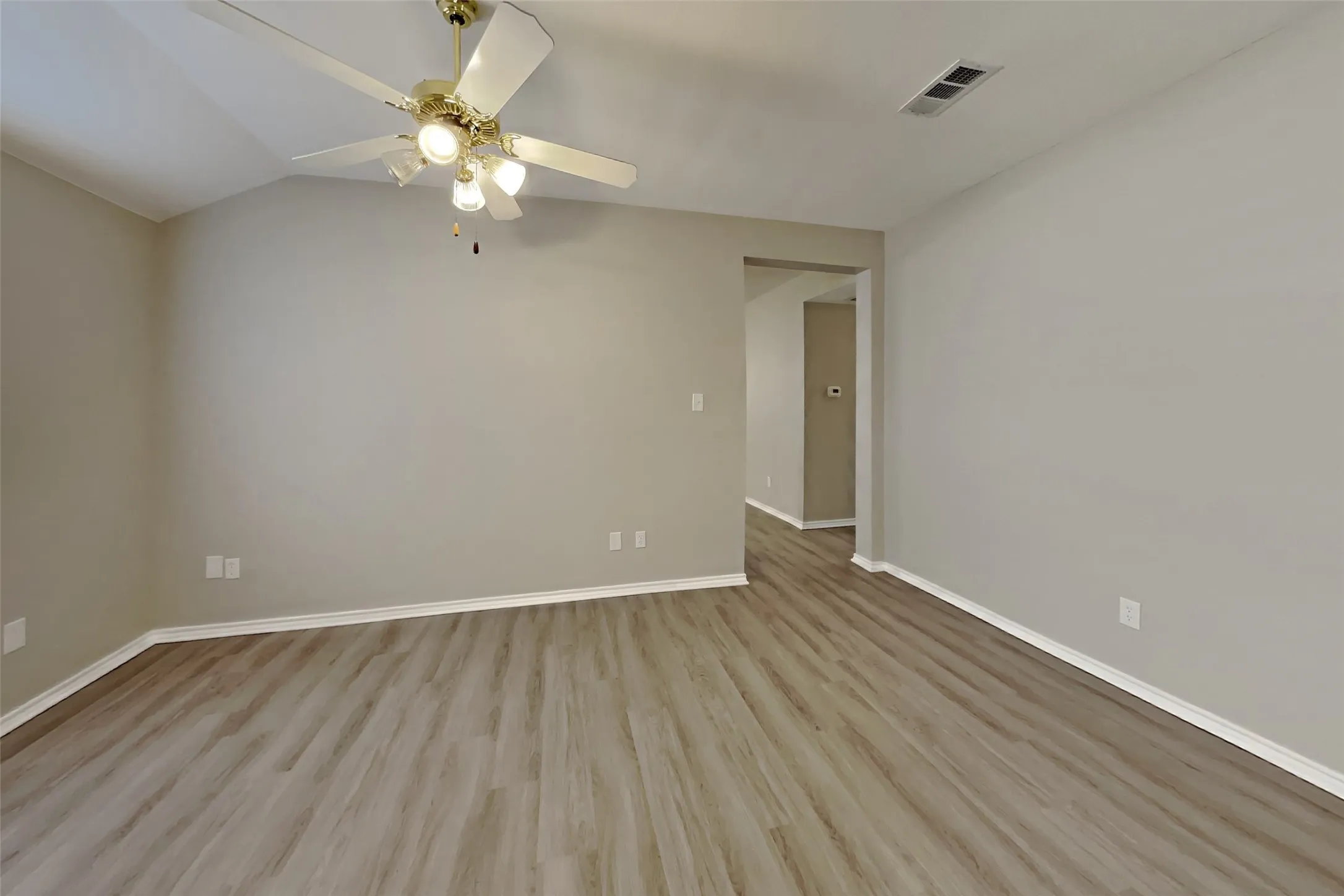 Single Family Residence For Rent in Tarrant County , 3205 Muleshoe Lane, Fort Worth, Texas 76179, 3 Bedroom, 2 Bathroom, 2 Garage spaces, 1,952 Sqft, built in 2000, mls#21358910, Real Estate Agent in Fort Worth, Homes For Rent in Tarrant county, Homes For Rent in Fort Worth, Realtor in Fort Worth Texas, Real Estate Brokerage Independent Realty Texas, Luminita Cordes Realtor