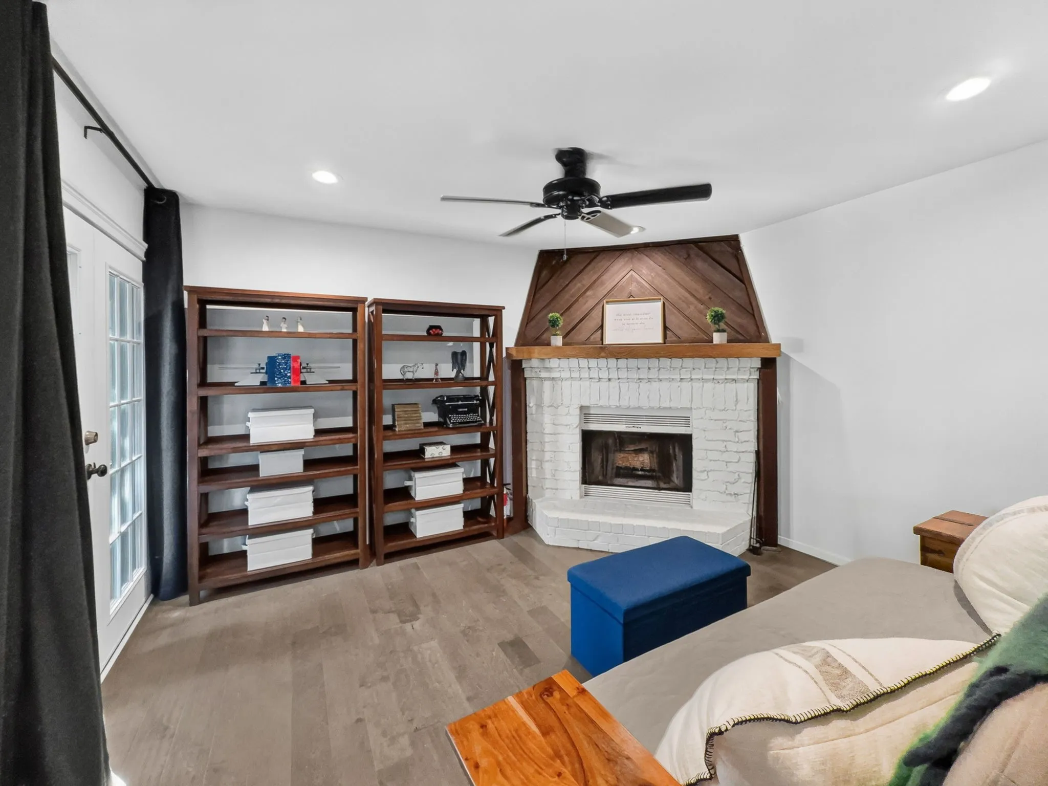 Condominium For Sale in Dallas County , 14800 Enterprise Drive 14B, Farmers Branch, Texas 75234, 2 Bedroom, 2 Bathroom, Garage spaces, 1,034 Sqft, built in 1981, mls#21358919, Real Estate Agent in Farmers Branch, Homes For Sale in Dallas county, Homes For Sale in Farmers Branch, Realtor in Farmers Branch Texas, Real Estate Brokerage Independent Realty Texas, Luminita Cordes Realtor