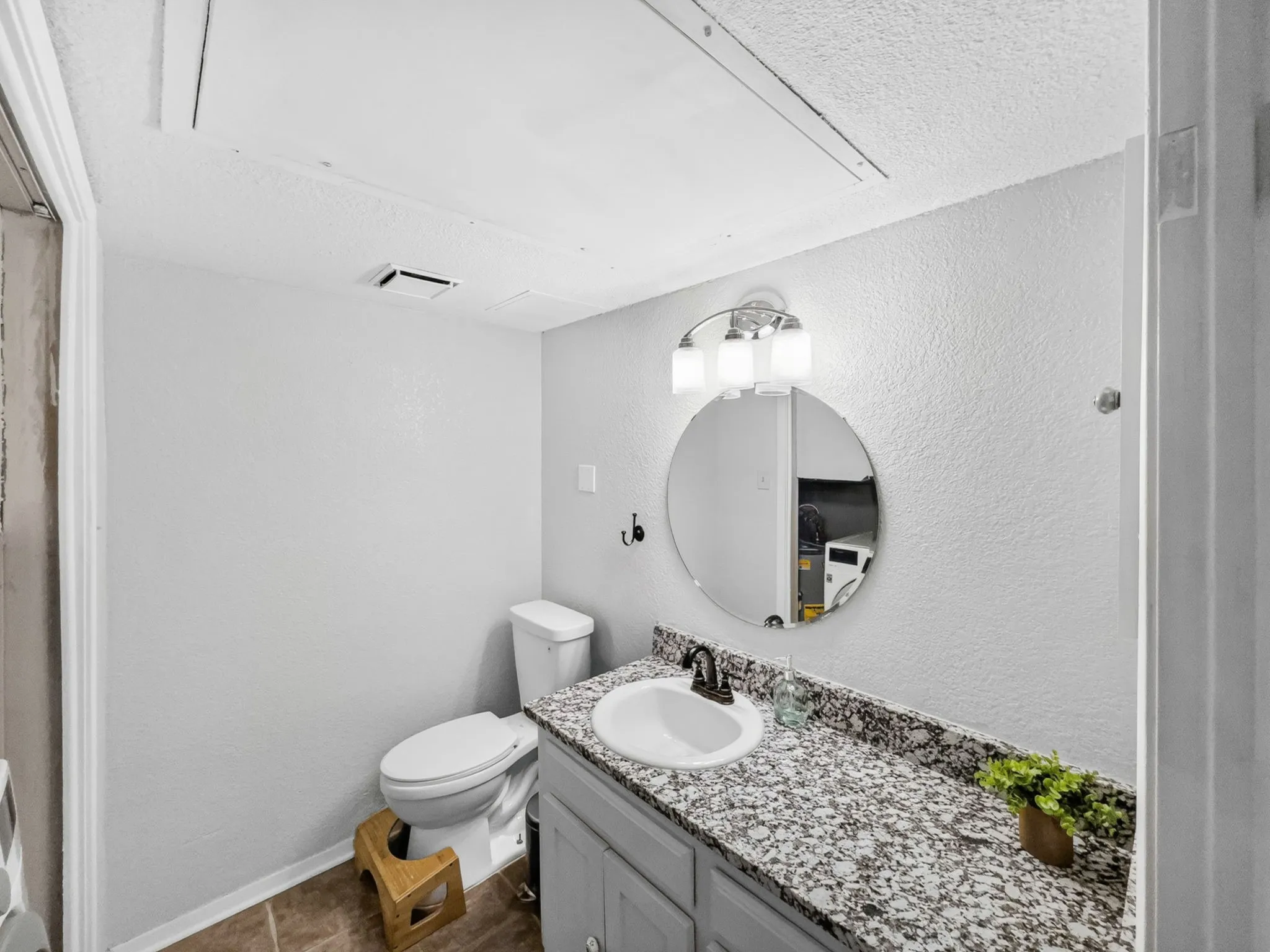 1/2 bath downstairs