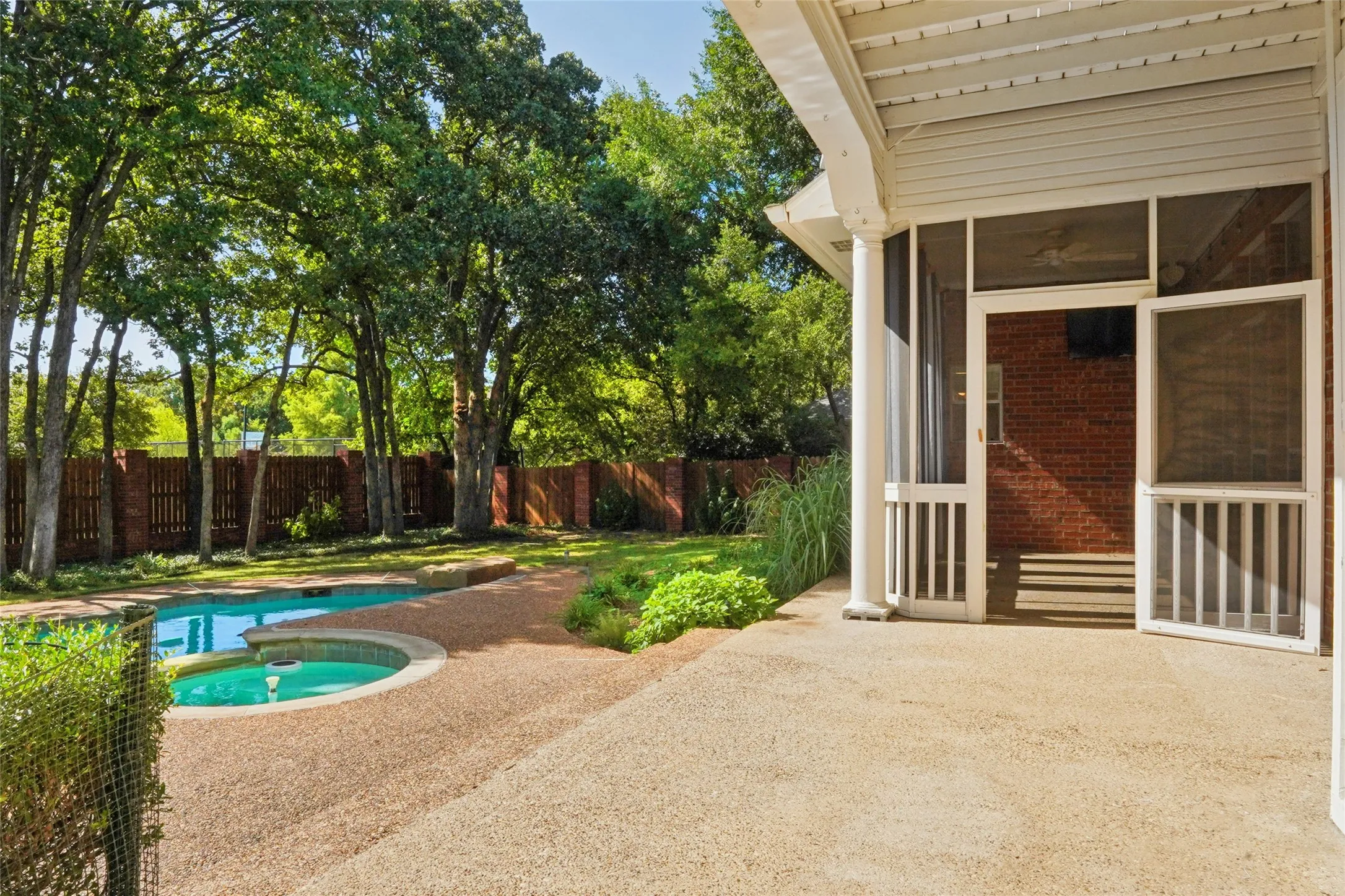 Single Family Residence For Sale in Denton County , 27 Oak Forrest Circle, Denton, Texas 76210, 5 Bedroom, 4 Bathroom, 2 Garage spaces, 4,259 Sqft, built in 1990, mls#21358899, Real Estate Agent in Denton, Homes For Sale in Denton county, Homes For Sale in Denton, Realtor in Denton Texas, Real Estate Brokerage Independent Realty Texas, Luminita Cordes Realtor
