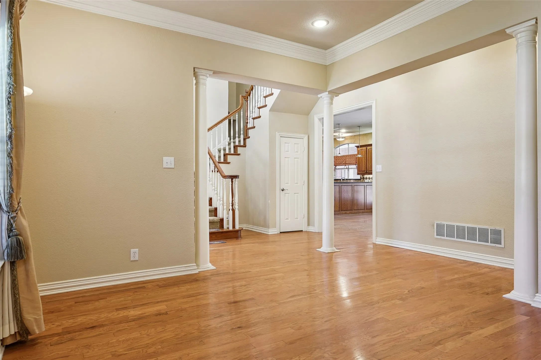 Single Family Residence For Sale in Denton County , 27 Oak Forrest Circle, Denton, Texas 76210, 5 Bedroom, 4 Bathroom, 2 Garage spaces, 4,259 Sqft, built in 1990, mls#21358899, Real Estate Agent in Denton, Homes For Sale in Denton county, Homes For Sale in Denton, Realtor in Denton Texas, Real Estate Brokerage Independent Realty Texas, Luminita Cordes Realtor