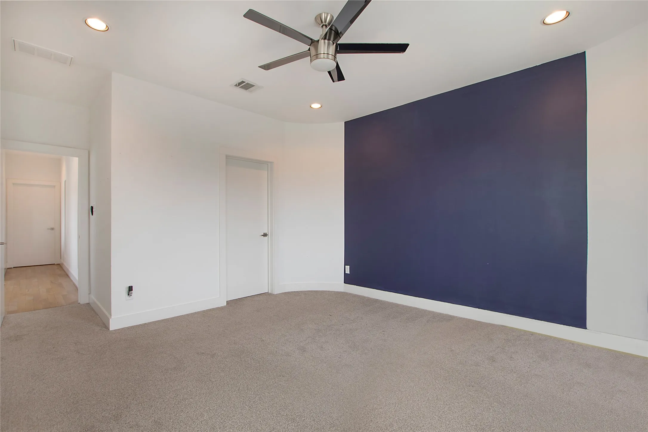 Townhouse For Sale in Dallas County , 4634 Virginia Avenue, Dallas, Texas 75204, 3 Bedroom, 4 Bathroom, 2 Garage spaces, 2,260 Sqft, built in 2019, Price $575,000, mls#21358809, Real Estate Agent in Dallas, Homes For Sale in Dallas county, Homes For Sale in Dallas, Realtor in Dallas Texas, Real Estate Brokerage Independent Realty Texas, Luminita Cordes Realtor