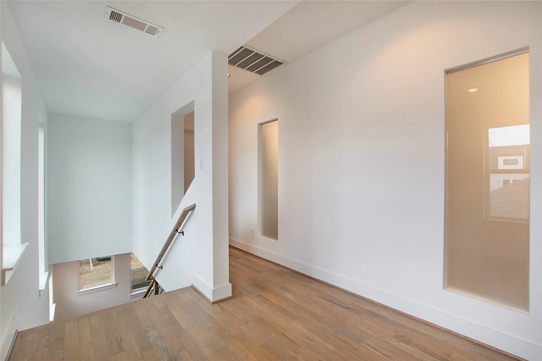 Townhouse For Sale in Dallas County , 4634 Virginia Avenue, Dallas, Texas 75204, 3 Bedroom, 4 Bathroom, 2 Garage spaces, 2,260 Sqft, built in 2019, Price $575,000, mls#21358809, Real Estate Agent in Dallas, Homes For Sale in Dallas county, Homes For Sale in Dallas, Realtor in Dallas Texas, Real Estate Brokerage Independent Realty Texas, Luminita Cordes Realtor