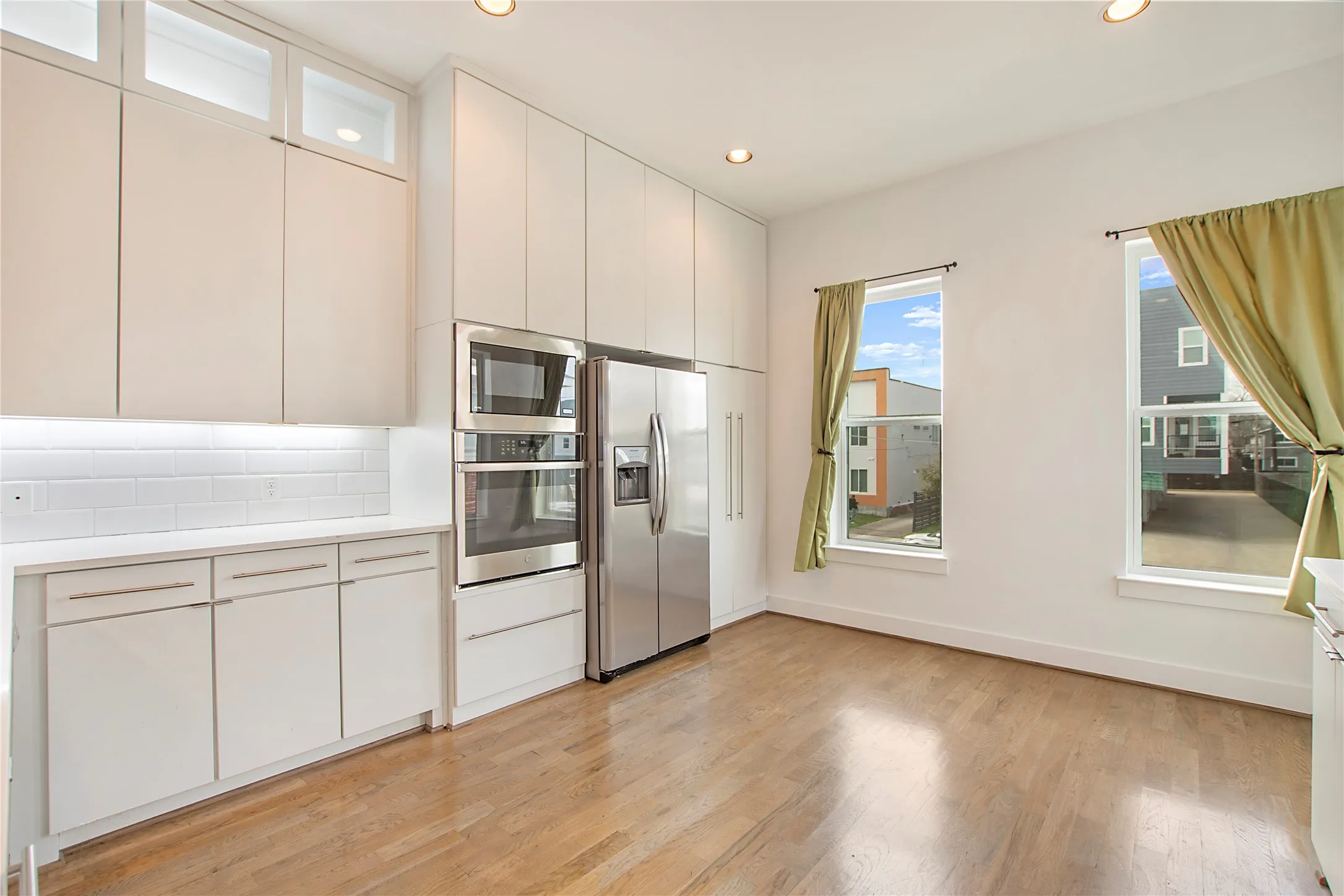 Townhouse For Sale in Dallas County , 4634 Virginia Avenue, Dallas, Texas 75204, 3 Bedroom, 4 Bathroom, 2 Garage spaces, 2,260 Sqft, built in 2019, Price $575,000, mls#21358809, Real Estate Agent in Dallas, Homes For Sale in Dallas county, Homes For Sale in Dallas, Realtor in Dallas Texas, Real Estate Brokerage Independent Realty Texas, Luminita Cordes Realtor