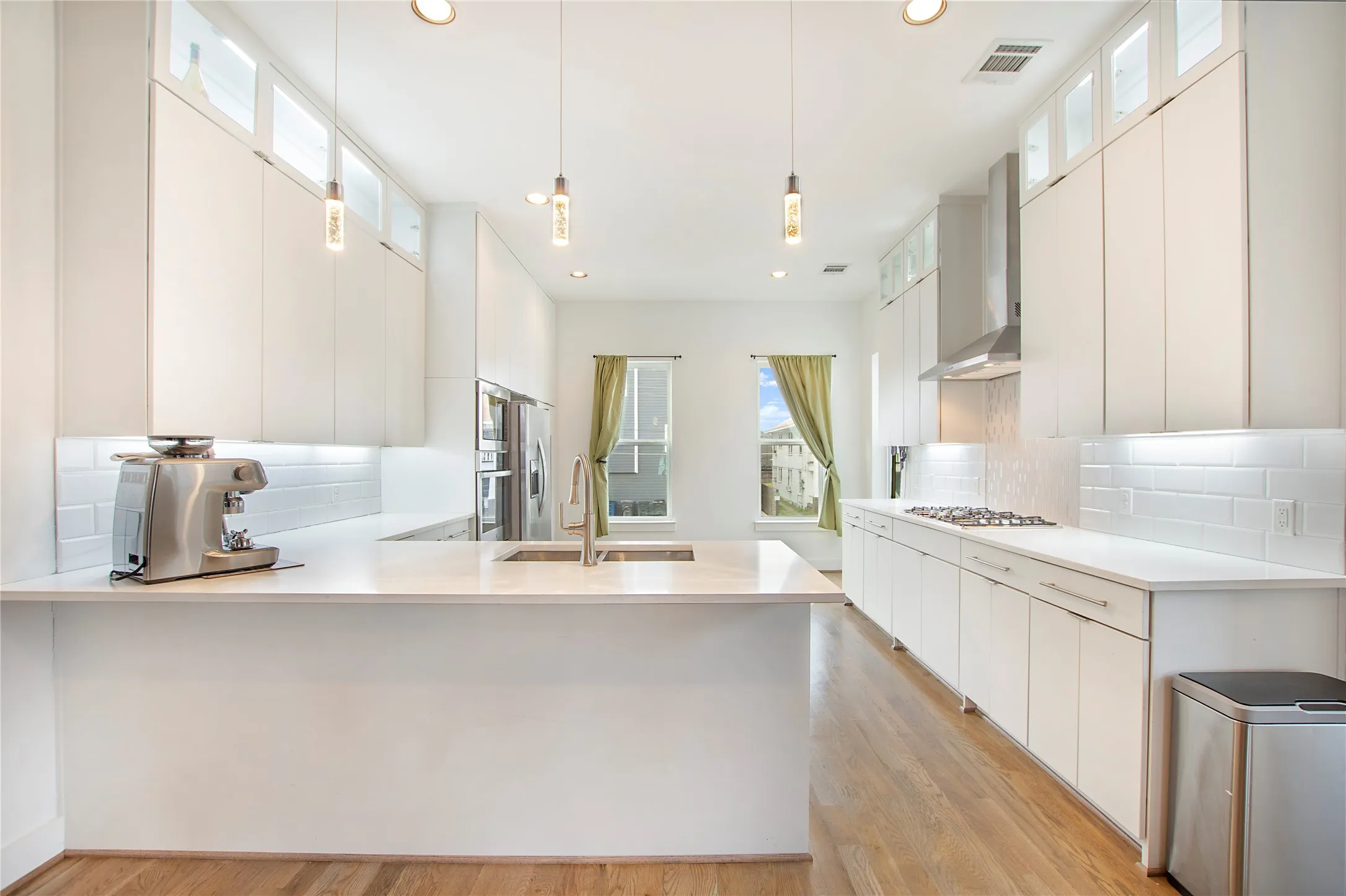 Townhouse For Sale in Dallas County , 4634 Virginia Avenue, Dallas, Texas 75204, 3 Bedroom, 4 Bathroom, 2 Garage spaces, 2,260 Sqft, built in 2019, Price $575,000, mls#21358809, Real Estate Agent in Dallas, Homes For Sale in Dallas county, Homes For Sale in Dallas, Realtor in Dallas Texas, Real Estate Brokerage Independent Realty Texas, Luminita Cordes Realtor