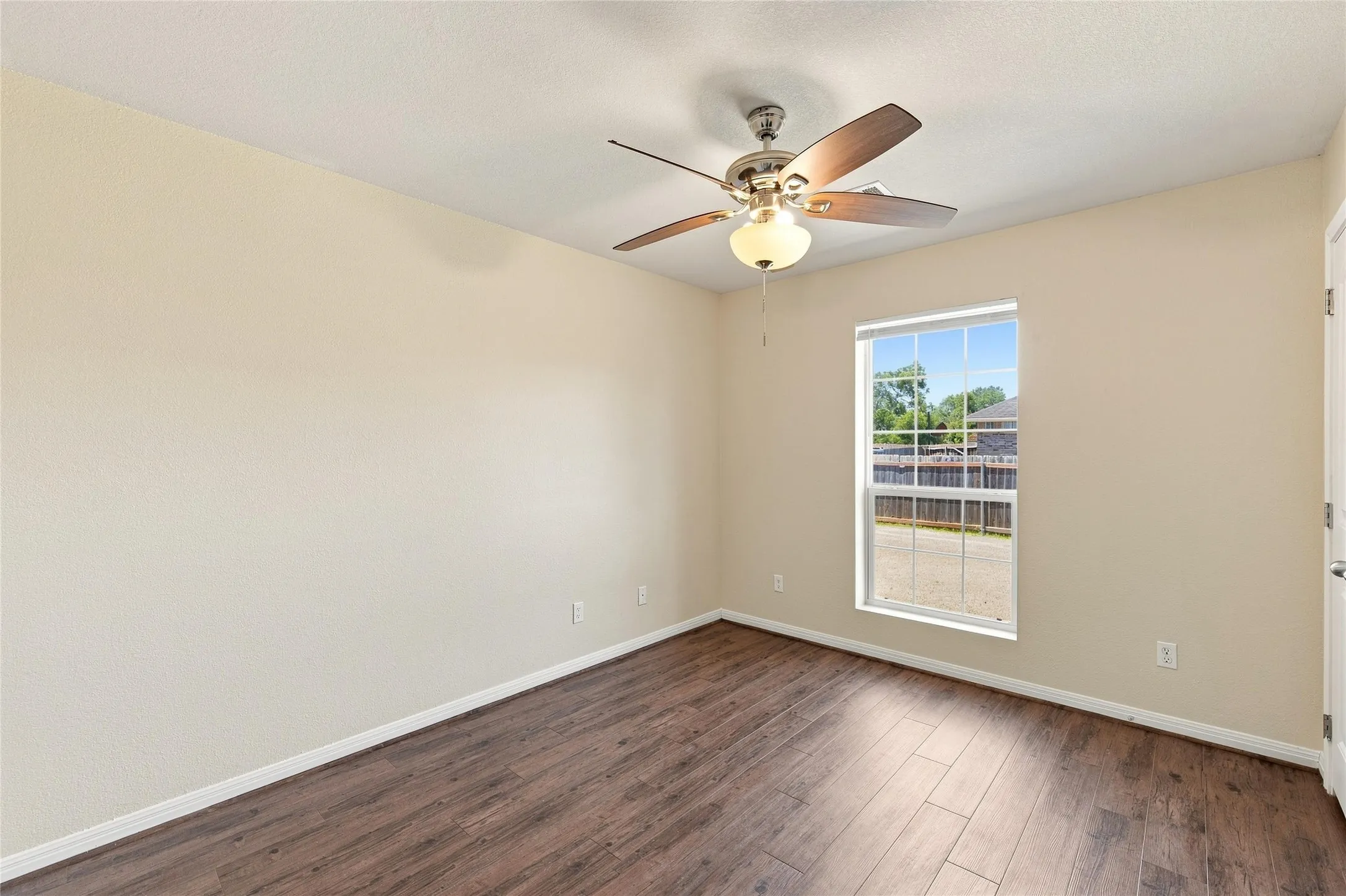 Single Family Residence For Sale in Mc Lennan County , 204 Raven Ridge Court, Lacy Lakeview, Texas 76705, 4 Bedroom, 2 Bathroom, 2 Garage spaces, 1,553 Sqft, built in 2018, mls#21350509, Real Estate Agent in Lacy Lakeview, Homes For Sale in Mc Lennan county, Homes For Sale in Lacy Lakeview, Realtor in Lacy Lakeview Texas, Real Estate Brokerage Independent Realty Texas, Luminita Cordes Realtor