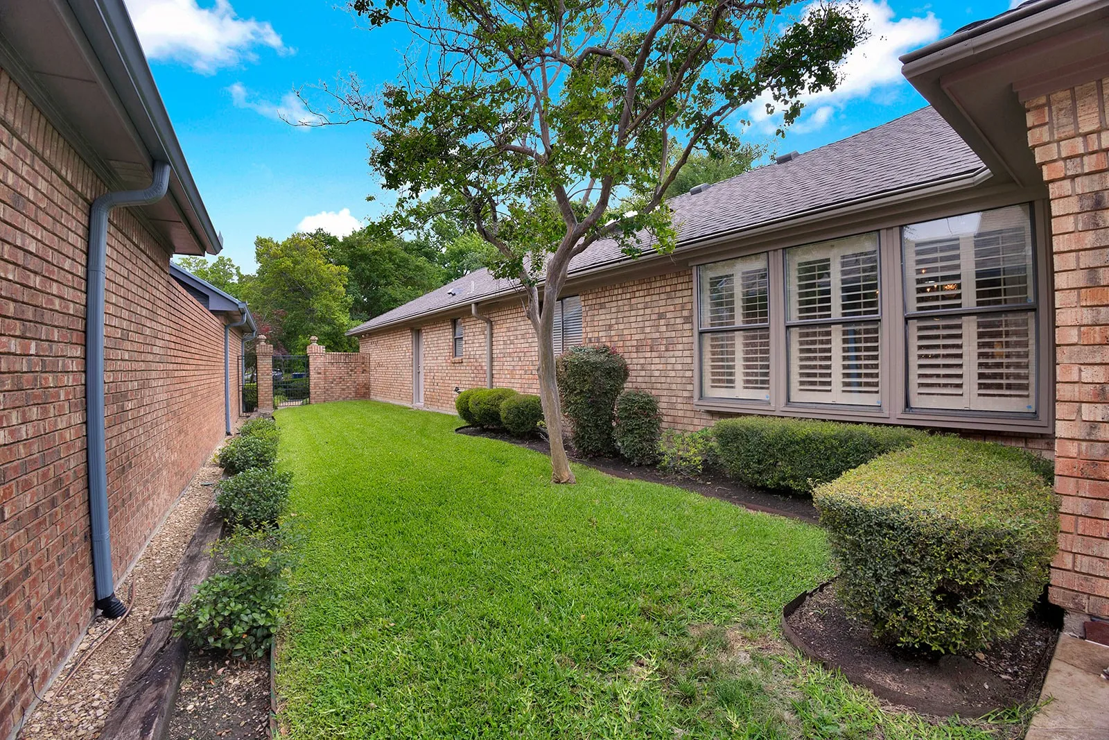 Single Family Residence For Sale in Dallas County , 16046 Chalfont Circle, Dallas, Texas 75248, 3 Bedroom, 3 Bathroom, 2 Garage spaces, 2,562 Sqft, built in 1979, mls#21358234, Real Estate Agent in Dallas, Homes For Sale in Dallas county, Homes For Sale in Dallas, Realtor in Dallas Texas, Real Estate Brokerage Independent Realty Texas, Luminita Cordes Realtor