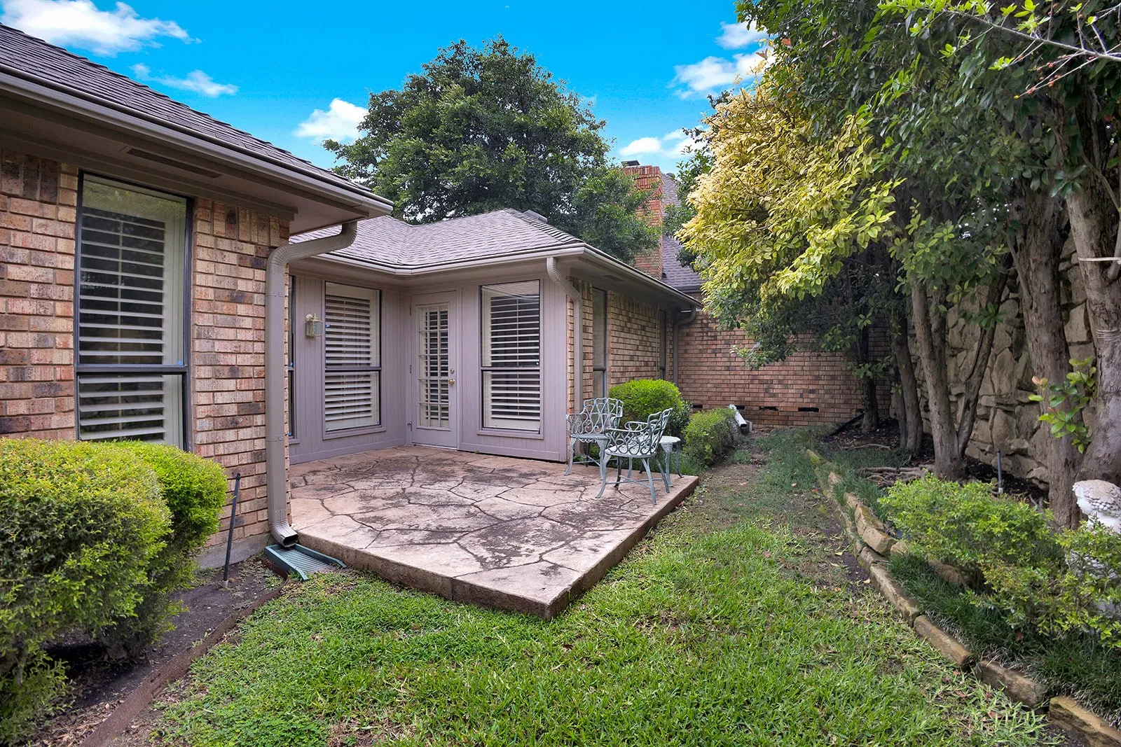 Single Family Residence For Sale in Dallas County , 16046 Chalfont Circle, Dallas, Texas 75248, 3 Bedroom, 3 Bathroom, 2 Garage spaces, 2,562 Sqft, built in 1979, mls#21358234, Real Estate Agent in Dallas, Homes For Sale in Dallas county, Homes For Sale in Dallas, Realtor in Dallas Texas, Real Estate Brokerage Independent Realty Texas, Luminita Cordes Realtor