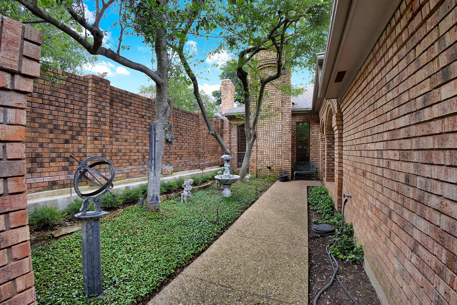 Single Family Residence For Sale in Dallas County , 16046 Chalfont Circle, Dallas, Texas 75248, 3 Bedroom, 3 Bathroom, 2 Garage spaces, 2,562 Sqft, built in 1979, mls#21358234, Real Estate Agent in Dallas, Homes For Sale in Dallas county, Homes For Sale in Dallas, Realtor in Dallas Texas, Real Estate Brokerage Independent Realty Texas, Luminita Cordes Realtor