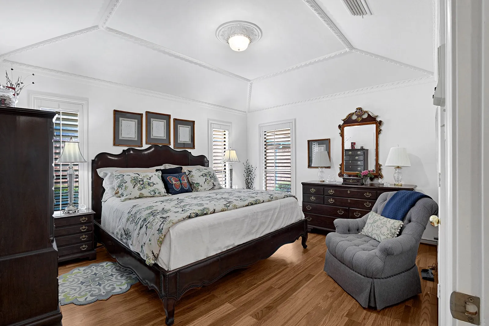 Has a walk-in closet