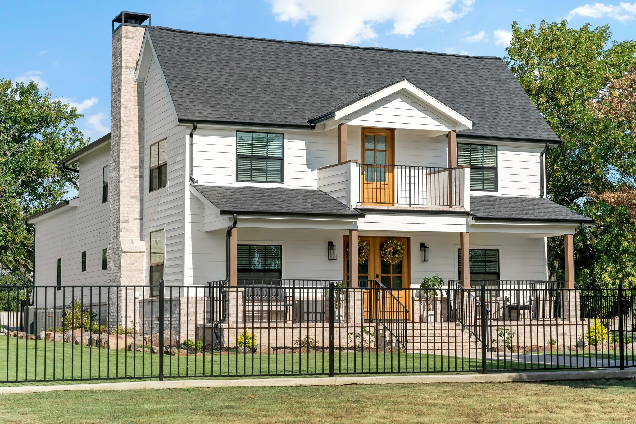 Single Family Residence For Sale in Grayson County , 209 Mary Fitch Road, Sherman, Texas 75090, 4 Bedroom, 4 Bathroom, 2 Garage spaces, 2,254 Sqft, built in 1950, mls#21358681, Real Estate Agent in Sherman, Homes For Sale in Grayson county, Homes For Sale in Sherman, Realtor in Sherman Texas, Real Estate Brokerage Independent Realty Texas, Luminita Cordes Realtor