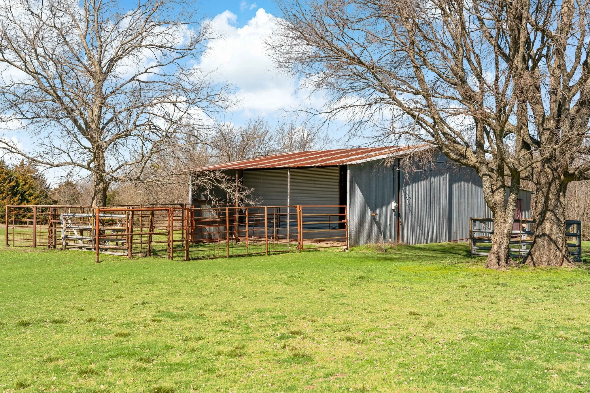 Single Family Residence For Sale in Grayson County , 209 Mary Fitch Road, Sherman, Texas 75090, 4 Bedroom, 4 Bathroom, 2 Garage spaces, 2,254 Sqft, built in 1950, mls#21358681, Real Estate Agent in Sherman, Homes For Sale in Grayson county, Homes For Sale in Sherman, Realtor in Sherman Texas, Real Estate Brokerage Independent Realty Texas, Luminita Cordes Realtor