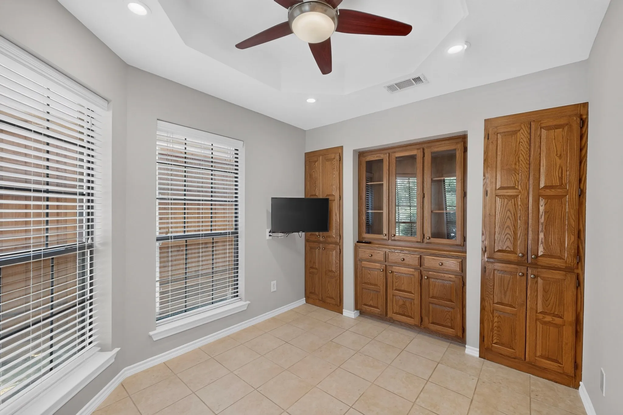 Breakfast area with tons of windows, baywindow and custom built ins