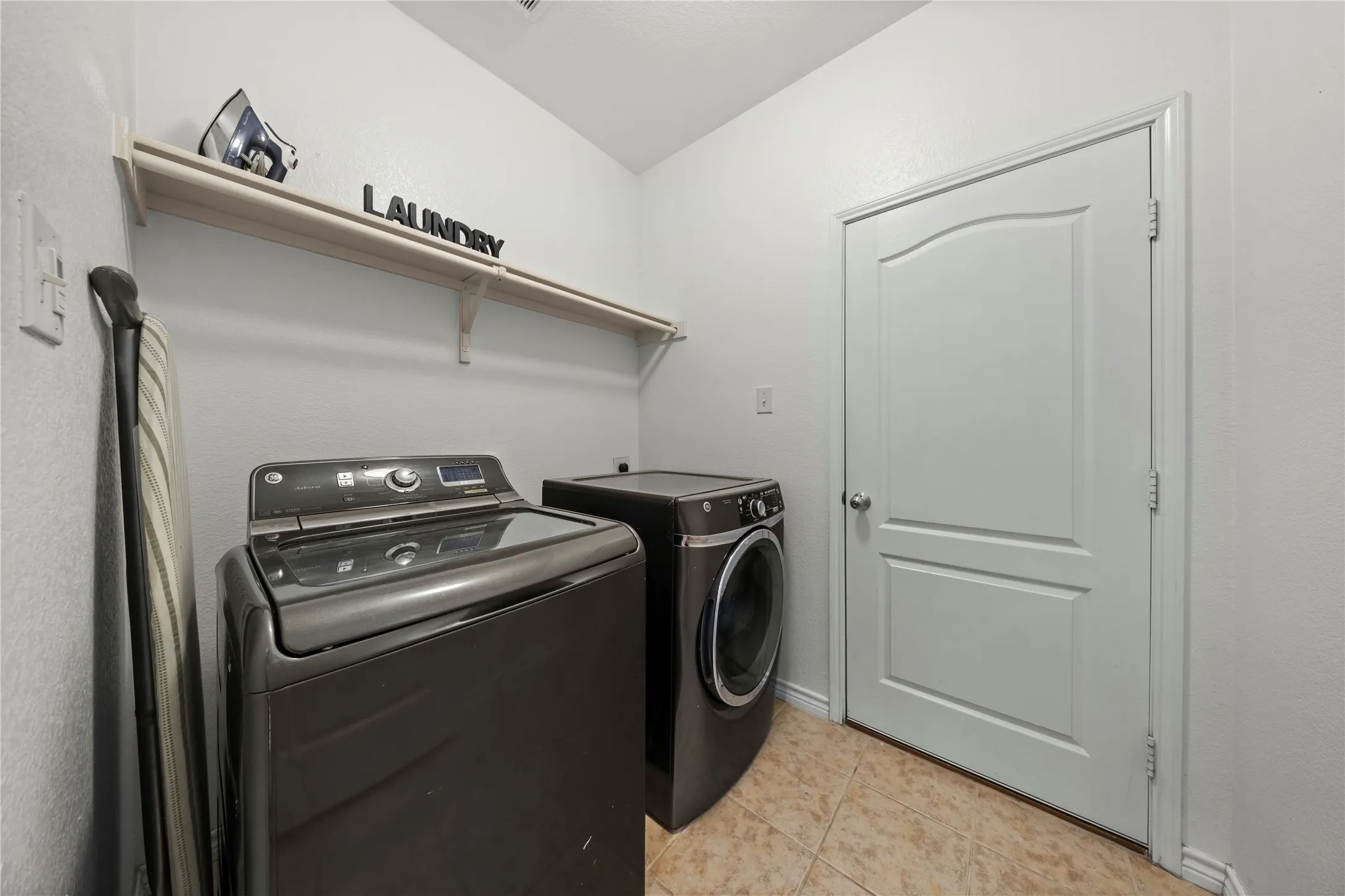 Single Family Residence For Sale in Dallas County , 741 Jewelflower Drive, De Soto, Texas 75115, 4 Bedroom, 2 Bathroom, 2 Garage spaces, 2,349 Sqft, built in 2016, mls#21358660, Real Estate Agent in De Soto, Homes For Sale in Dallas county, Homes For Sale in De Soto, Realtor in De Soto Texas, Real Estate Brokerage Independent Realty Texas, Luminita Cordes Realtor