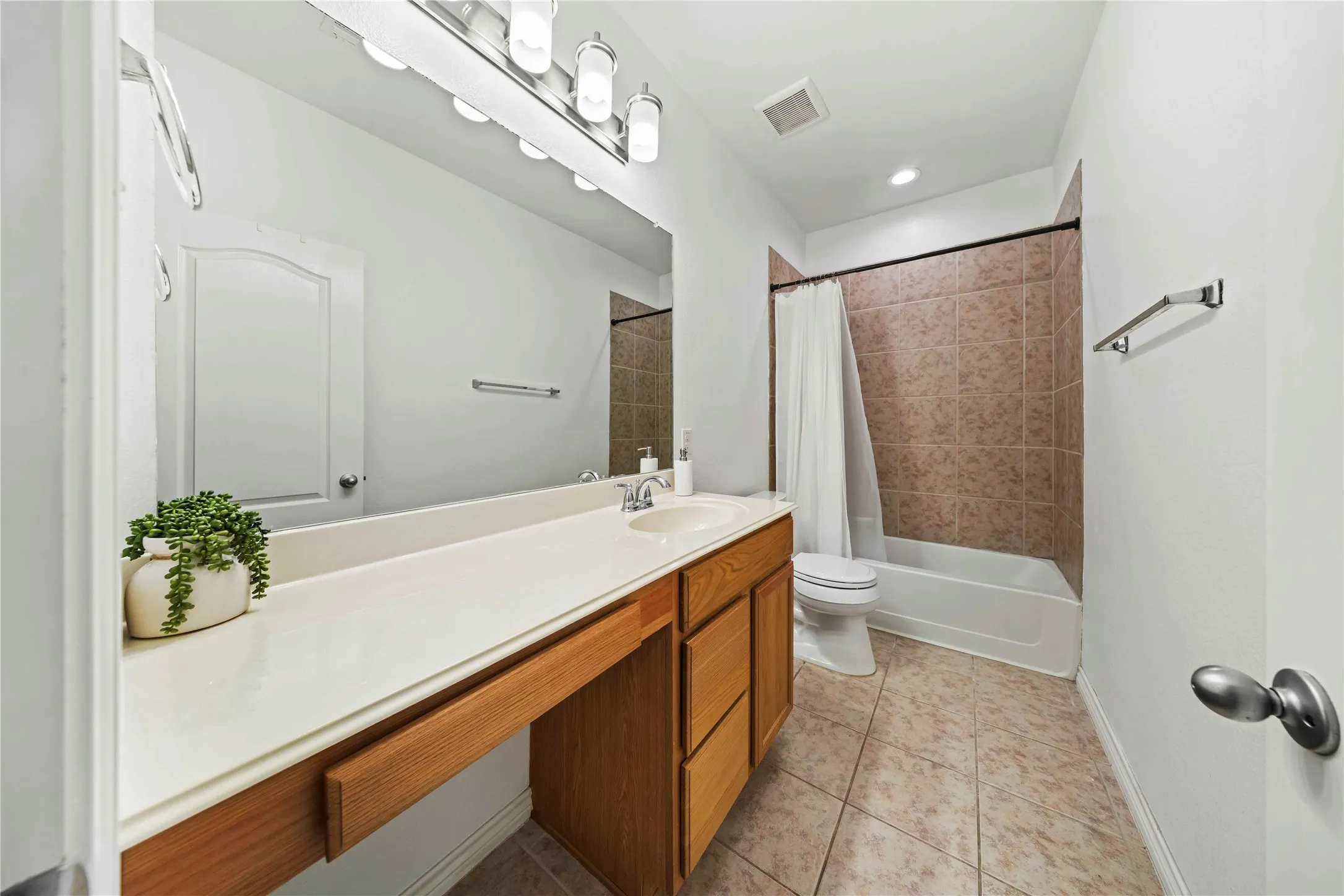 Single Family Residence For Sale in Dallas County , 741 Jewelflower Drive, De Soto, Texas 75115, 4 Bedroom, 2 Bathroom, 2 Garage spaces, 2,349 Sqft, built in 2016, mls#21358660, Real Estate Agent in De Soto, Homes For Sale in Dallas county, Homes For Sale in De Soto, Realtor in De Soto Texas, Real Estate Brokerage Independent Realty Texas, Luminita Cordes Realtor