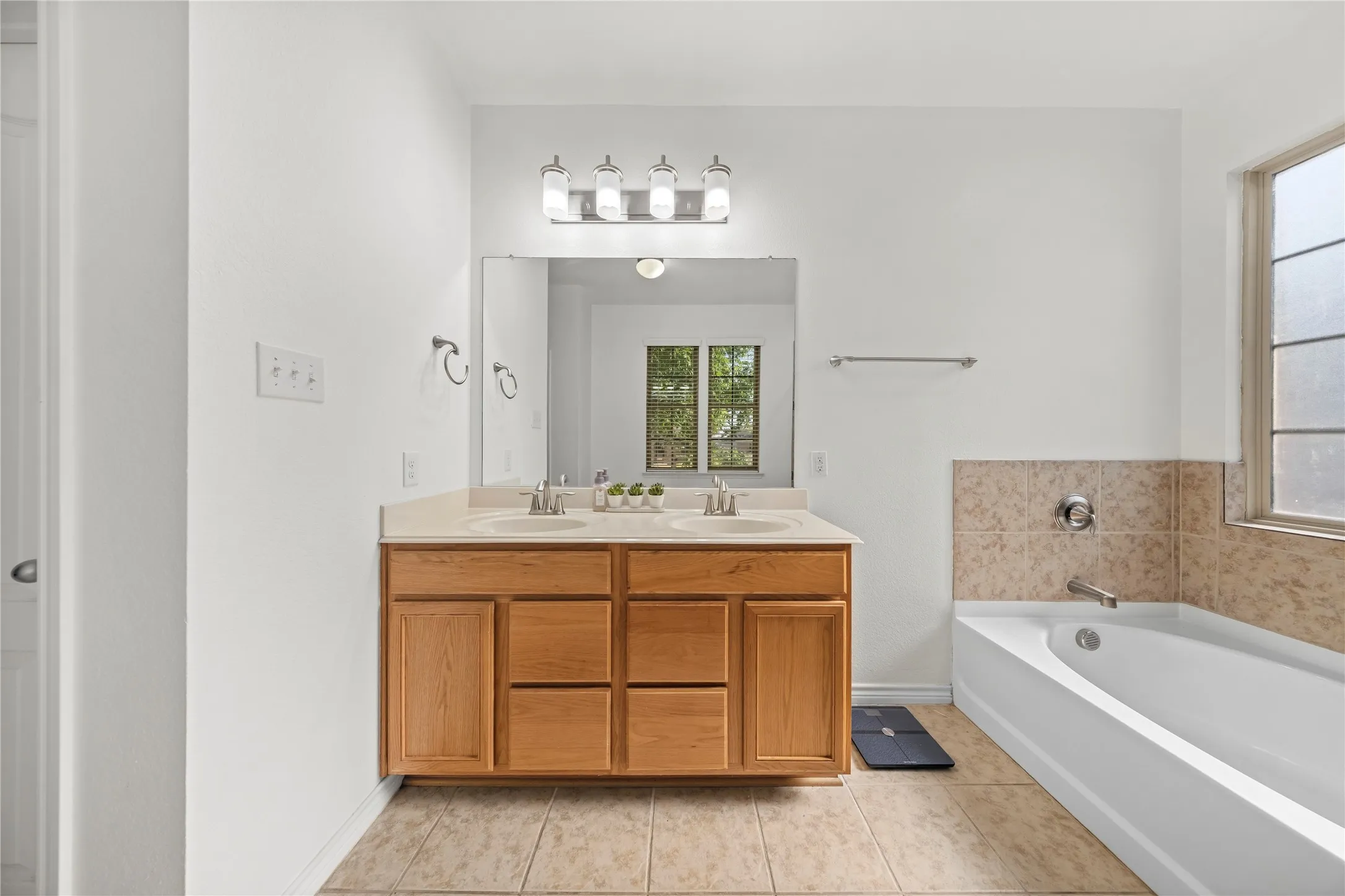 Single Family Residence For Sale in Dallas County , 741 Jewelflower Drive, De Soto, Texas 75115, 4 Bedroom, 2 Bathroom, 2 Garage spaces, 2,349 Sqft, built in 2016, mls#21358660, Real Estate Agent in De Soto, Homes For Sale in Dallas county, Homes For Sale in De Soto, Realtor in De Soto Texas, Real Estate Brokerage Independent Realty Texas, Luminita Cordes Realtor