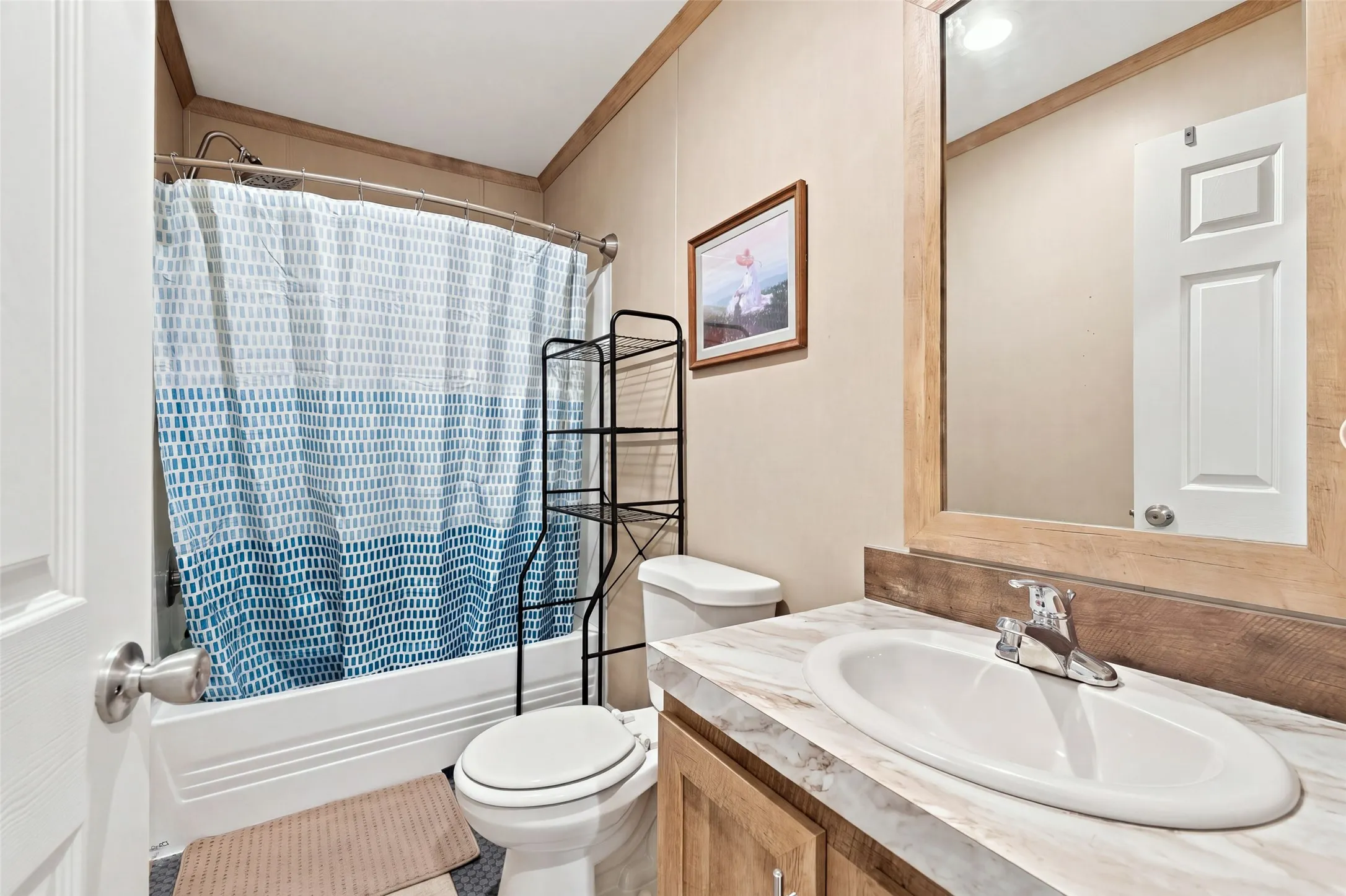 Full guest bathroom