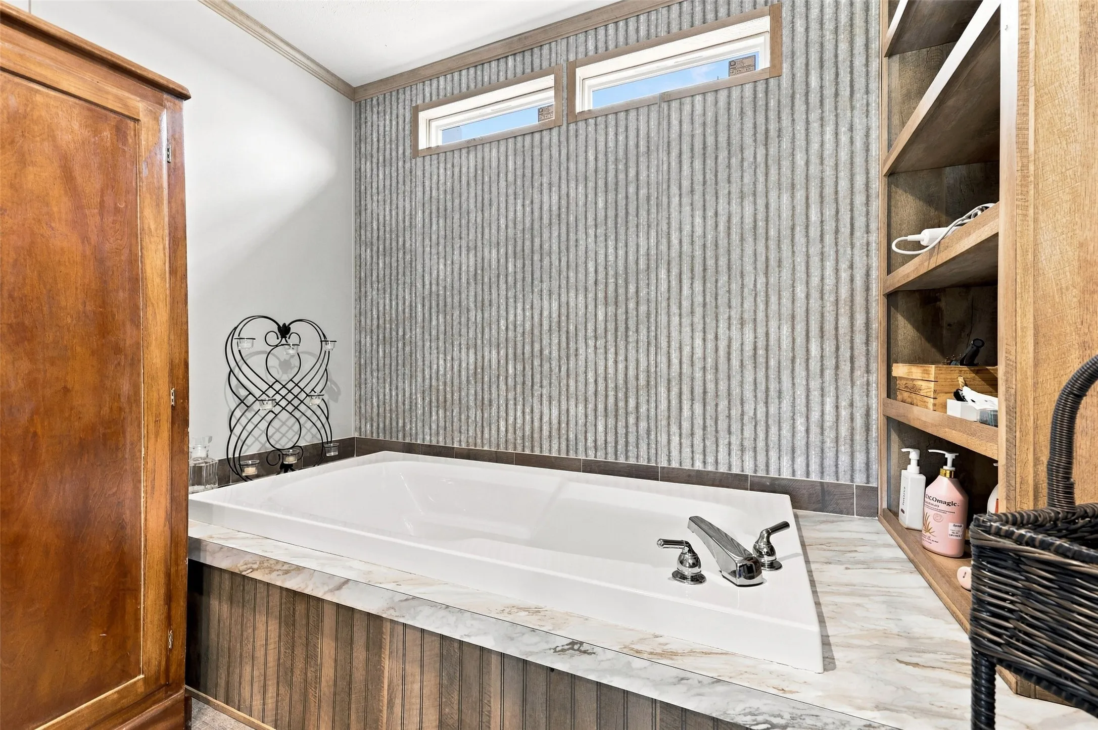 Primary bath has a large soaking tub