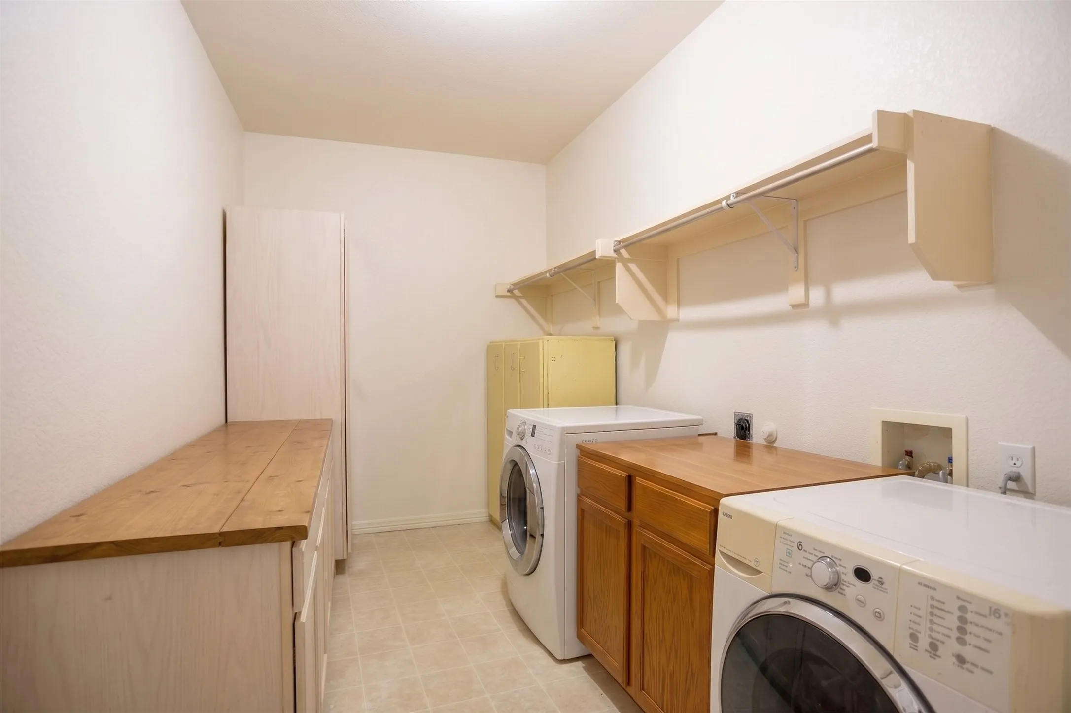 Single Family Residence For Sale in Tarrant County , 10713 Vista Heights Boulevard, Fort Worth, Texas 76108, 5 Bedroom, 4 Bathroom, 2 Garage spaces, 3,112 Sqft, built in 2005, mls#21358795, Real Estate Agent in Fort Worth, Homes For Sale in Tarrant county, Homes For Sale in Fort Worth, Realtor in Fort Worth Texas, Real Estate Brokerage Independent Realty Texas, Luminita Cordes Realtor