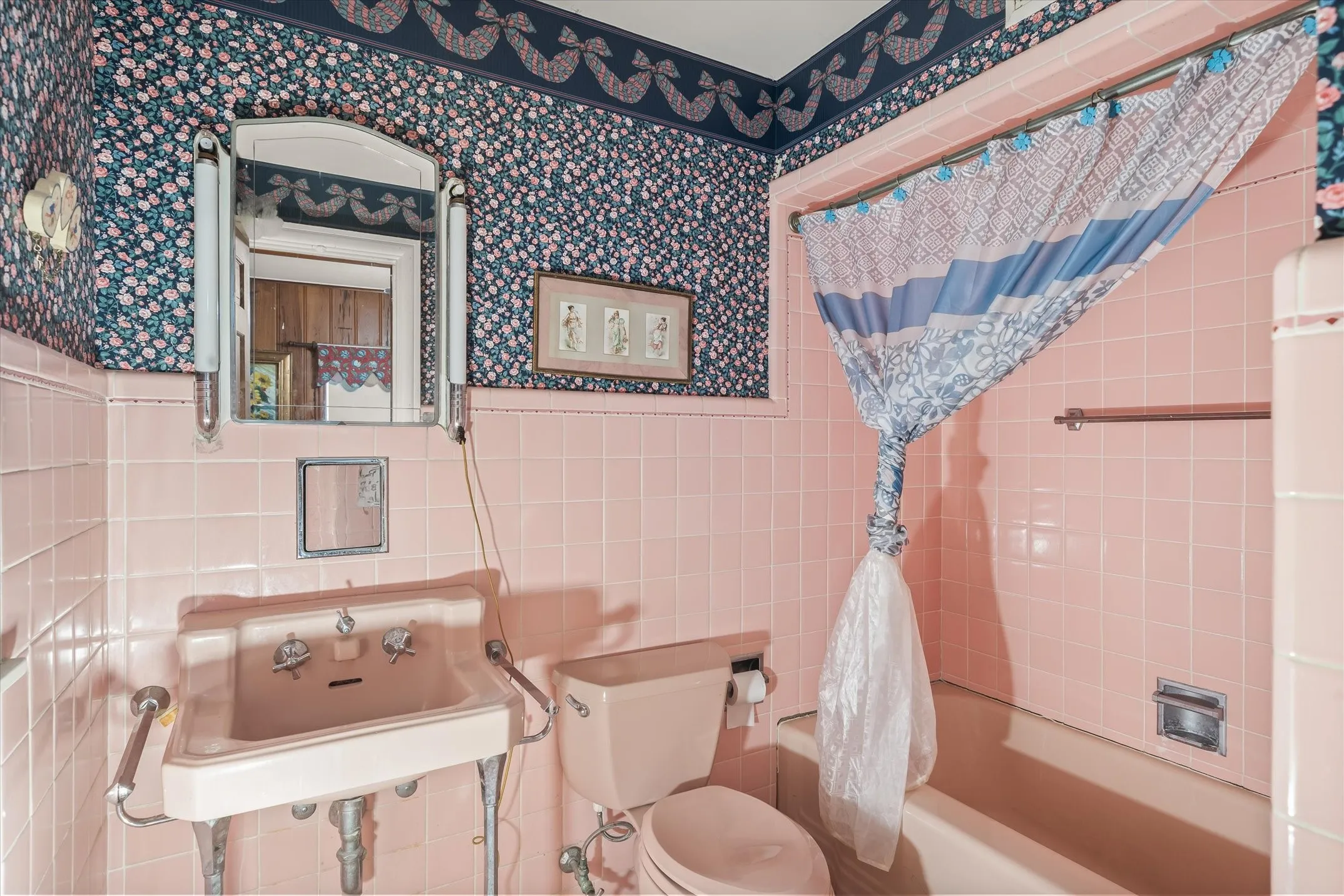 Single Family Residence For Sale in Van Zandt County , 321 S Mary, Wills Point, Texas 75169, 3 Bedroom, 3 Bathroom, 2 Garage spaces, 3,156 Sqft, built in 1949, Price $499,900, mls#21333236, Real Estate Agent in Wills Point, Homes For Sale in Van Zandt county, Homes For Sale in Wills Point, Realtor in Wills Point Texas, Real Estate Brokerage Independent Realty Texas, Luminita Cordes Realtor