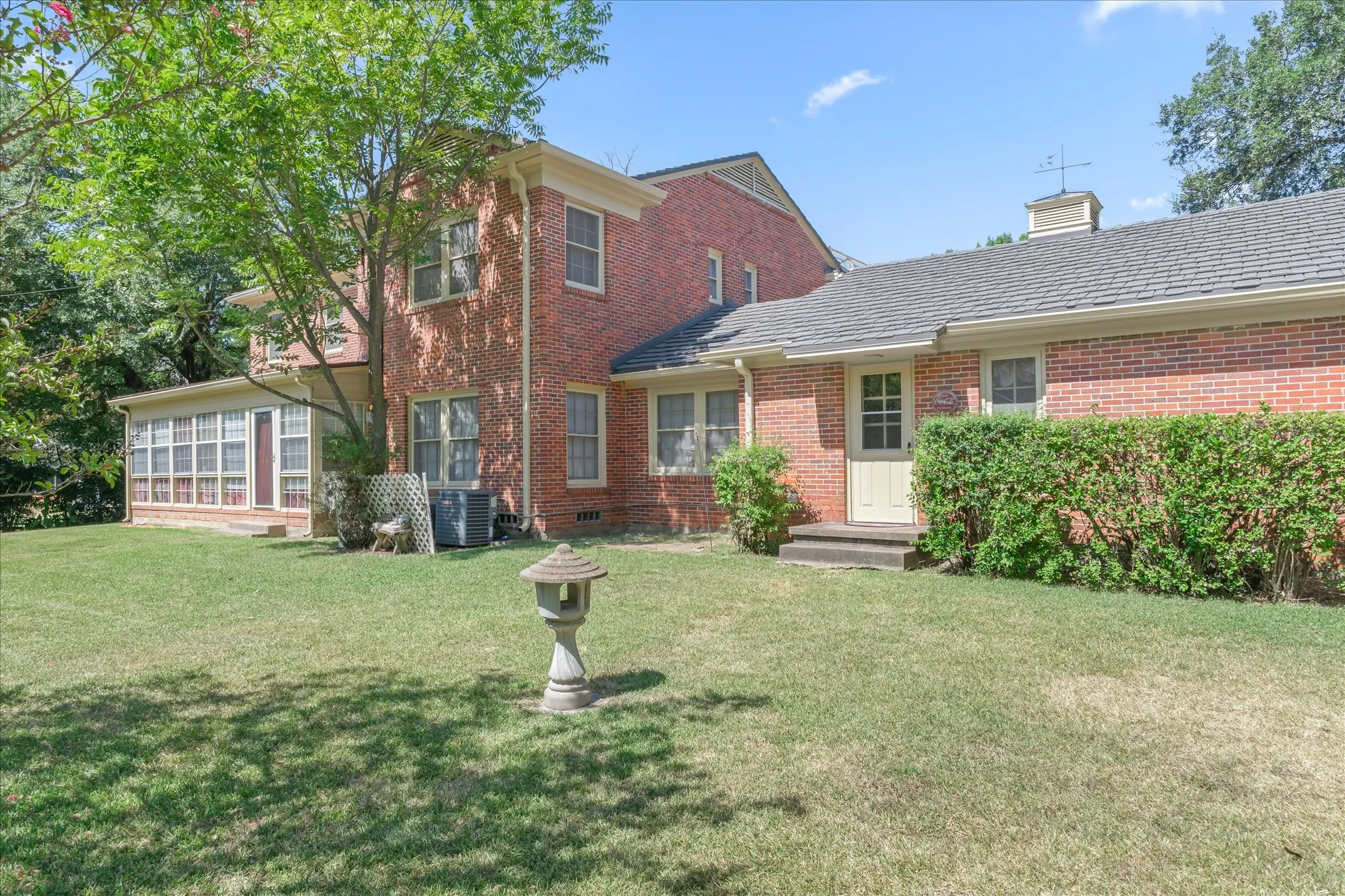 Single Family Residence For Sale in Van Zandt County , 321 S Mary, Wills Point, Texas 75169, 3 Bedroom, 3 Bathroom, 2 Garage spaces, 3,156 Sqft, built in 1949, Price $499,900, mls#21333236, Real Estate Agent in Wills Point, Homes For Sale in Van Zandt county, Homes For Sale in Wills Point, Realtor in Wills Point Texas, Real Estate Brokerage Independent Realty Texas, Luminita Cordes Realtor