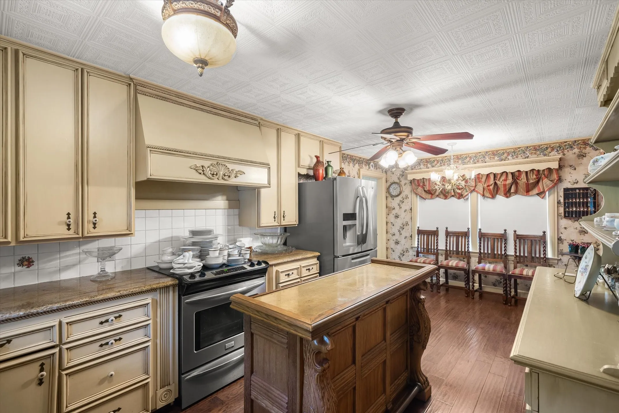 Single Family Residence For Sale in Van Zandt County , 321 S Mary, Wills Point, Texas 75169, 3 Bedroom, 3 Bathroom, 2 Garage spaces, 3,156 Sqft, built in 1949, Price $499,900, mls#21333236, Real Estate Agent in Wills Point, Homes For Sale in Van Zandt county, Homes For Sale in Wills Point, Realtor in Wills Point Texas, Real Estate Brokerage Independent Realty Texas, Luminita Cordes Realtor