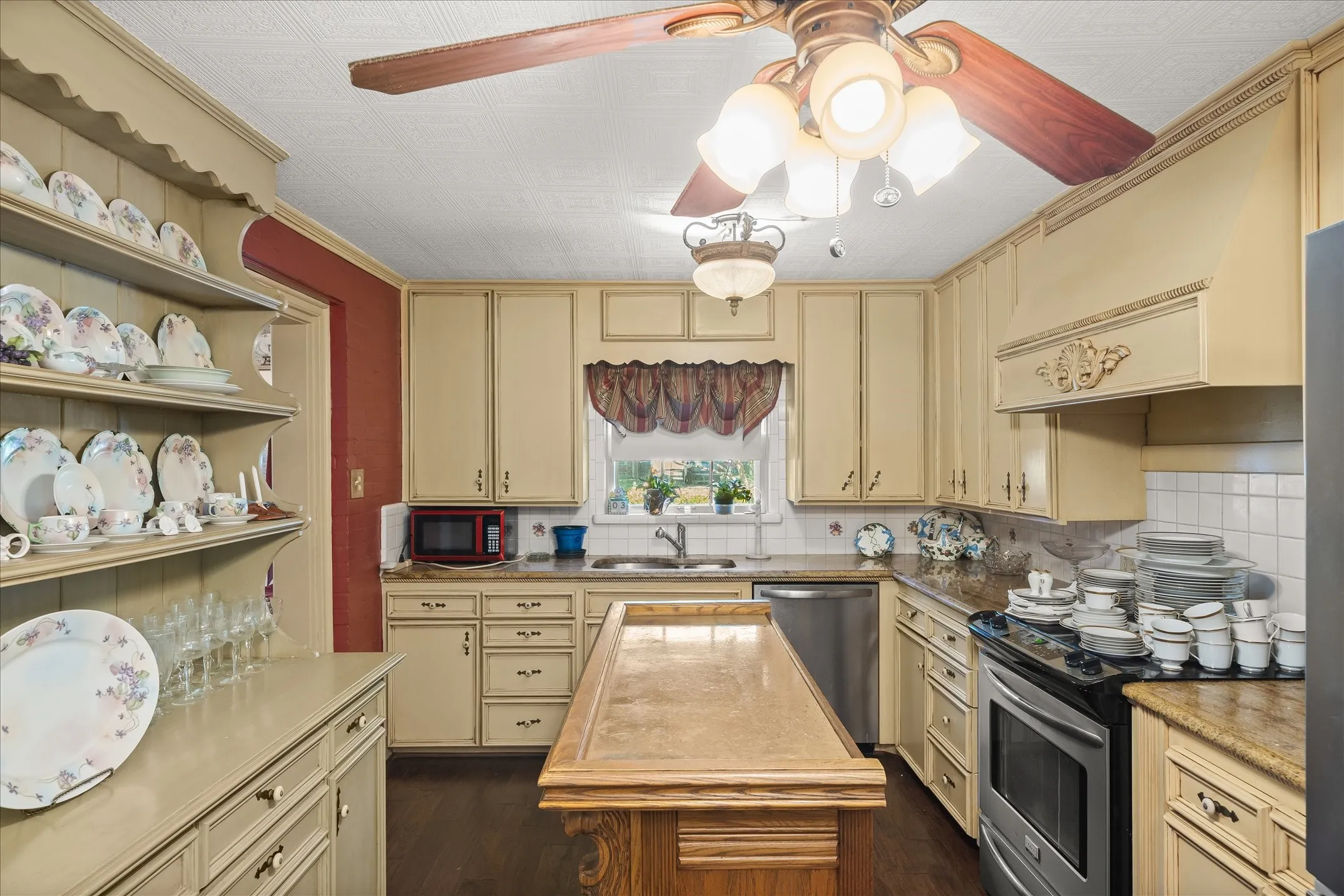 Single Family Residence For Sale in Van Zandt County , 321 S Mary, Wills Point, Texas 75169, 3 Bedroom, 3 Bathroom, 2 Garage spaces, 3,156 Sqft, built in 1949, Price $499,900, mls#21333236, Real Estate Agent in Wills Point, Homes For Sale in Van Zandt county, Homes For Sale in Wills Point, Realtor in Wills Point Texas, Real Estate Brokerage Independent Realty Texas, Luminita Cordes Realtor