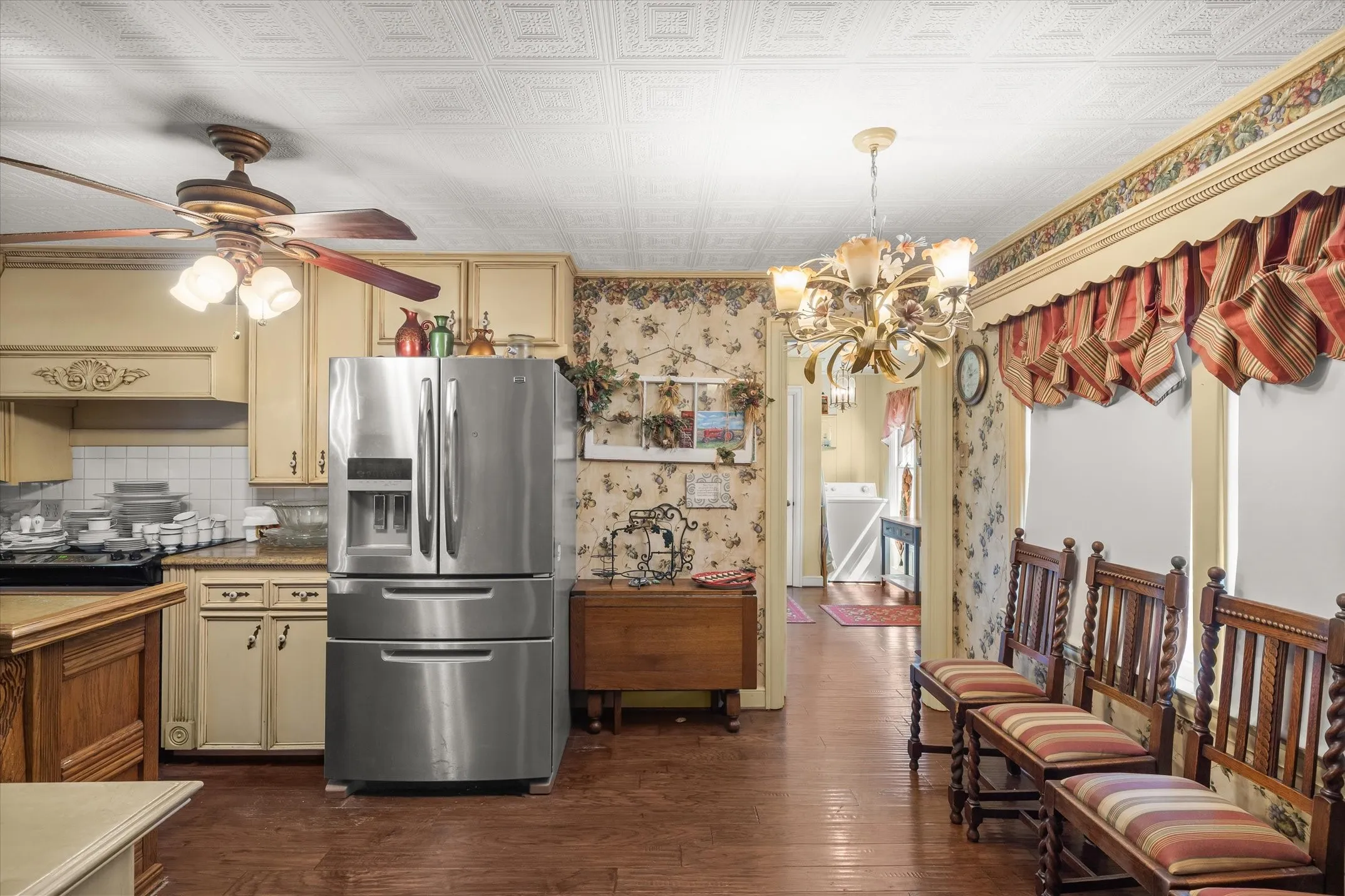 Single Family Residence For Sale in Van Zandt County , 321 S Mary, Wills Point, Texas 75169, 3 Bedroom, 3 Bathroom, 2 Garage spaces, 3,156 Sqft, built in 1949, Price $499,900, mls#21333236, Real Estate Agent in Wills Point, Homes For Sale in Van Zandt county, Homes For Sale in Wills Point, Realtor in Wills Point Texas, Real Estate Brokerage Independent Realty Texas, Luminita Cordes Realtor