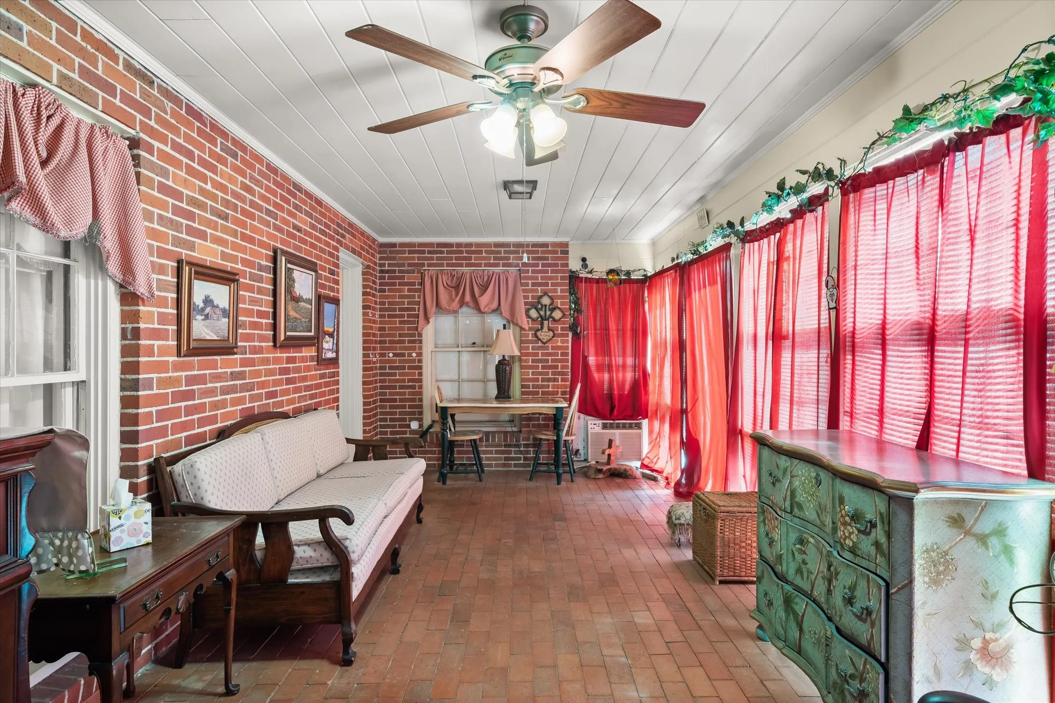Single Family Residence For Sale in Van Zandt County , 321 S Mary, Wills Point, Texas 75169, 3 Bedroom, 3 Bathroom, 2 Garage spaces, 3,156 Sqft, built in 1949, Price $499,900, mls#21333236, Real Estate Agent in Wills Point, Homes For Sale in Van Zandt county, Homes For Sale in Wills Point, Realtor in Wills Point Texas, Real Estate Brokerage Independent Realty Texas, Luminita Cordes Realtor