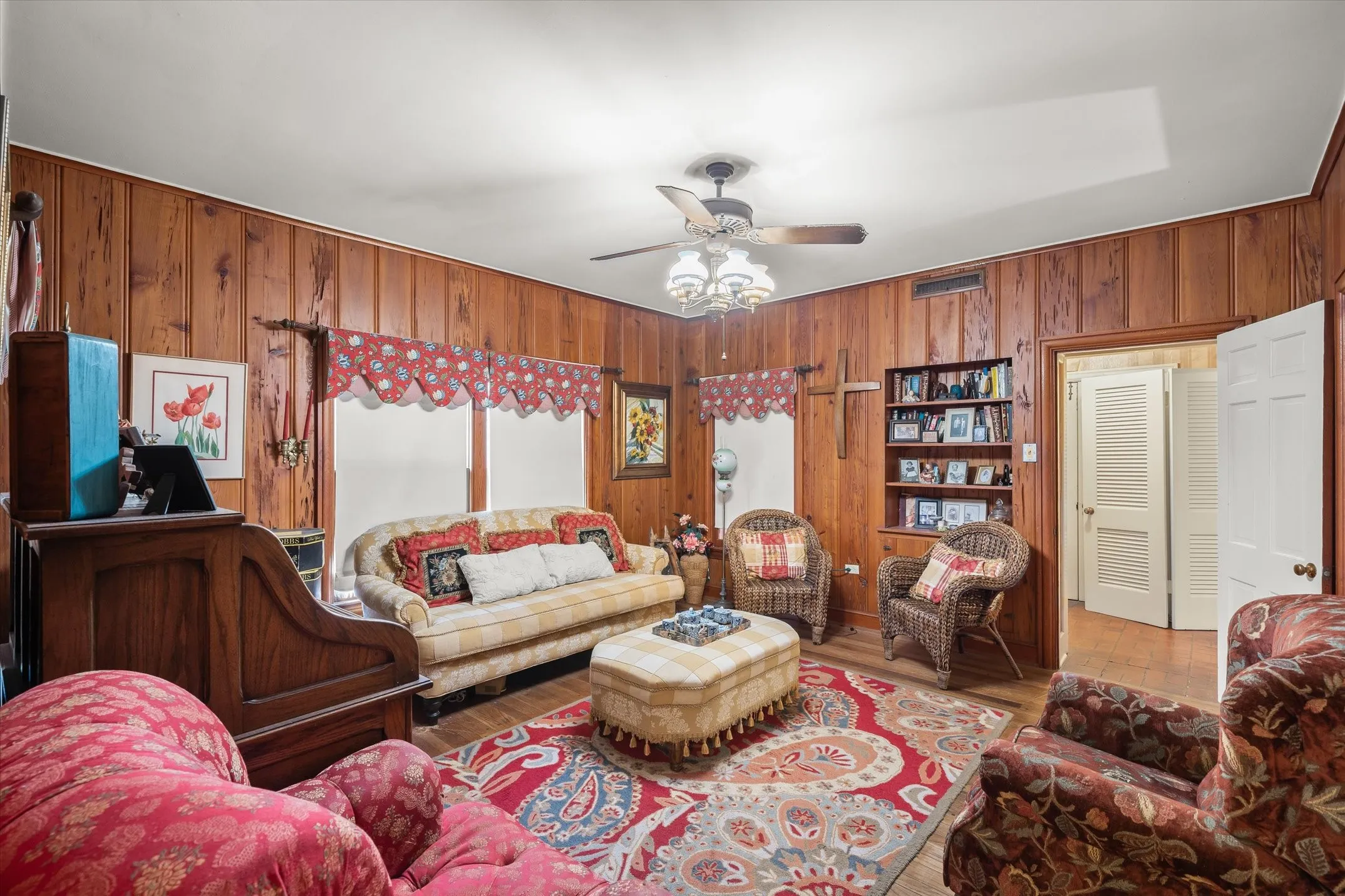Single Family Residence For Sale in Van Zandt County , 321 S Mary, Wills Point, Texas 75169, 3 Bedroom, 3 Bathroom, 2 Garage spaces, 3,156 Sqft, built in 1949, Price $499,900, mls#21333236, Real Estate Agent in Wills Point, Homes For Sale in Van Zandt county, Homes For Sale in Wills Point, Realtor in Wills Point Texas, Real Estate Brokerage Independent Realty Texas, Luminita Cordes Realtor