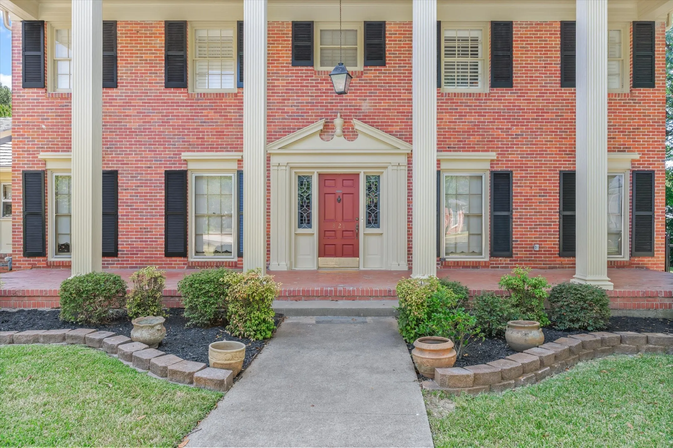 Single Family Residence For Sale in Van Zandt County , 321 S Mary, Wills Point, Texas 75169, 3 Bedroom, 3 Bathroom, 2 Garage spaces, 3,156 Sqft, built in 1949, Price $499,900, mls#21333236, Real Estate Agent in Wills Point, Homes For Sale in Van Zandt county, Homes For Sale in Wills Point, Realtor in Wills Point Texas, Real Estate Brokerage Independent Realty Texas, Luminita Cordes Realtor