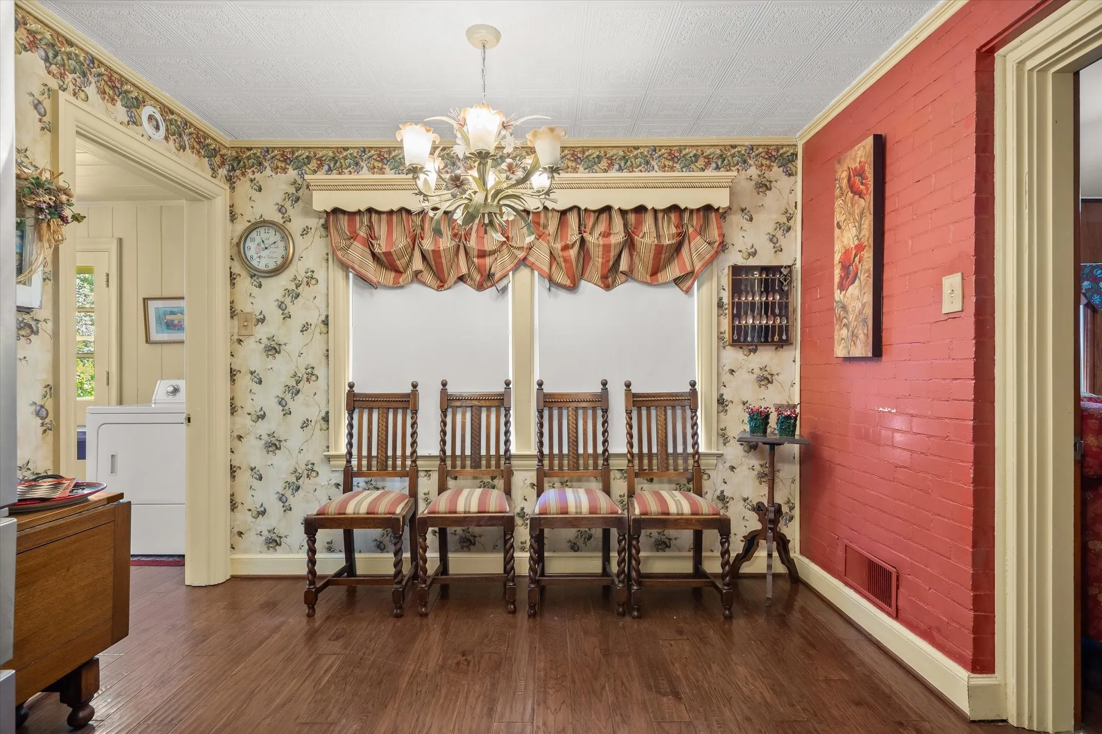 Single Family Residence For Sale in Van Zandt County , 321 S Mary, Wills Point, Texas 75169, 3 Bedroom, 3 Bathroom, 2 Garage spaces, 3,156 Sqft, built in 1949, Price $499,900, mls#21333236, Real Estate Agent in Wills Point, Homes For Sale in Van Zandt county, Homes For Sale in Wills Point, Realtor in Wills Point Texas, Real Estate Brokerage Independent Realty Texas, Luminita Cordes Realtor